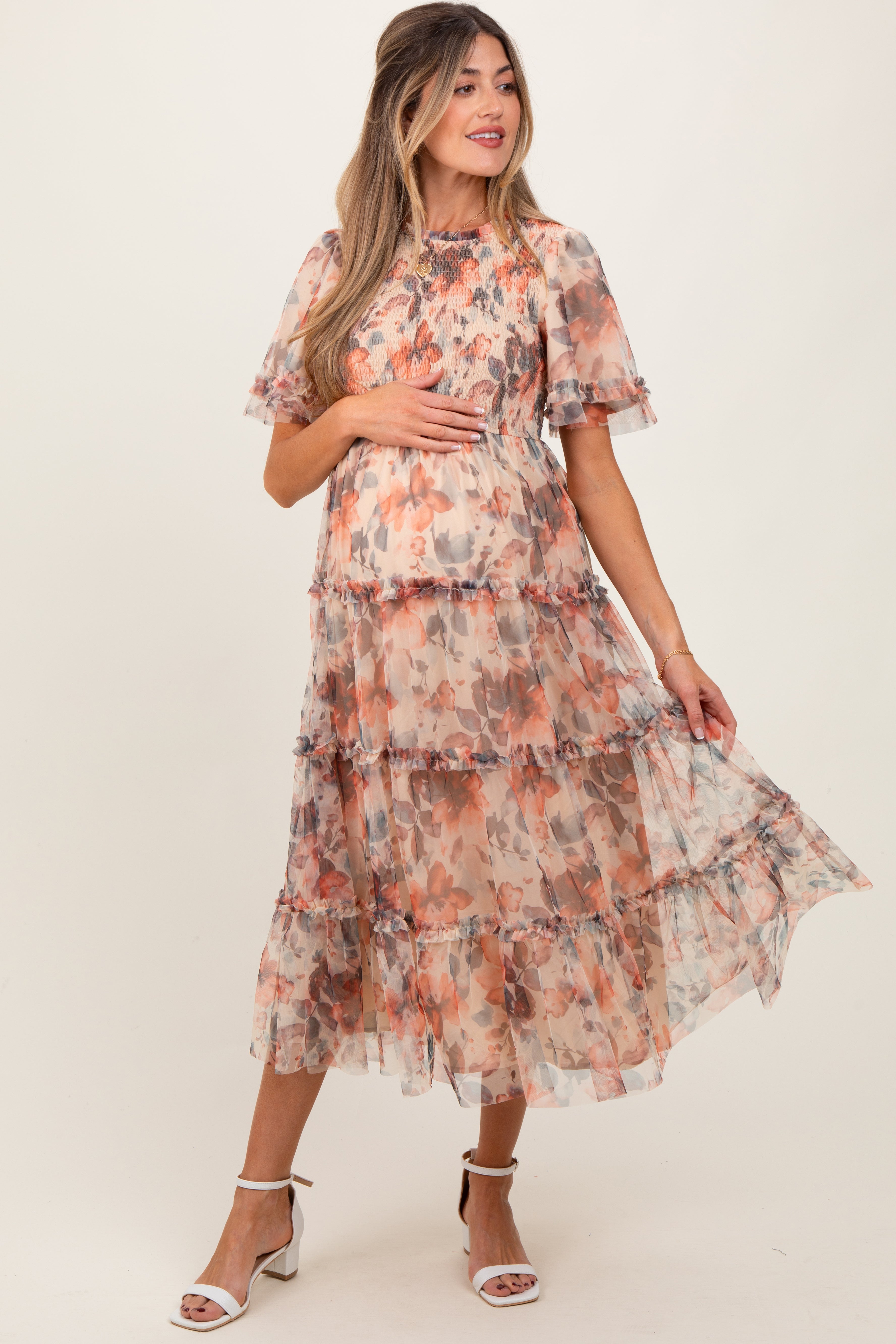 Pfirsichfarbenes Umstands-Midikleid mit Blütenmuster, Mesh und Smok-Details