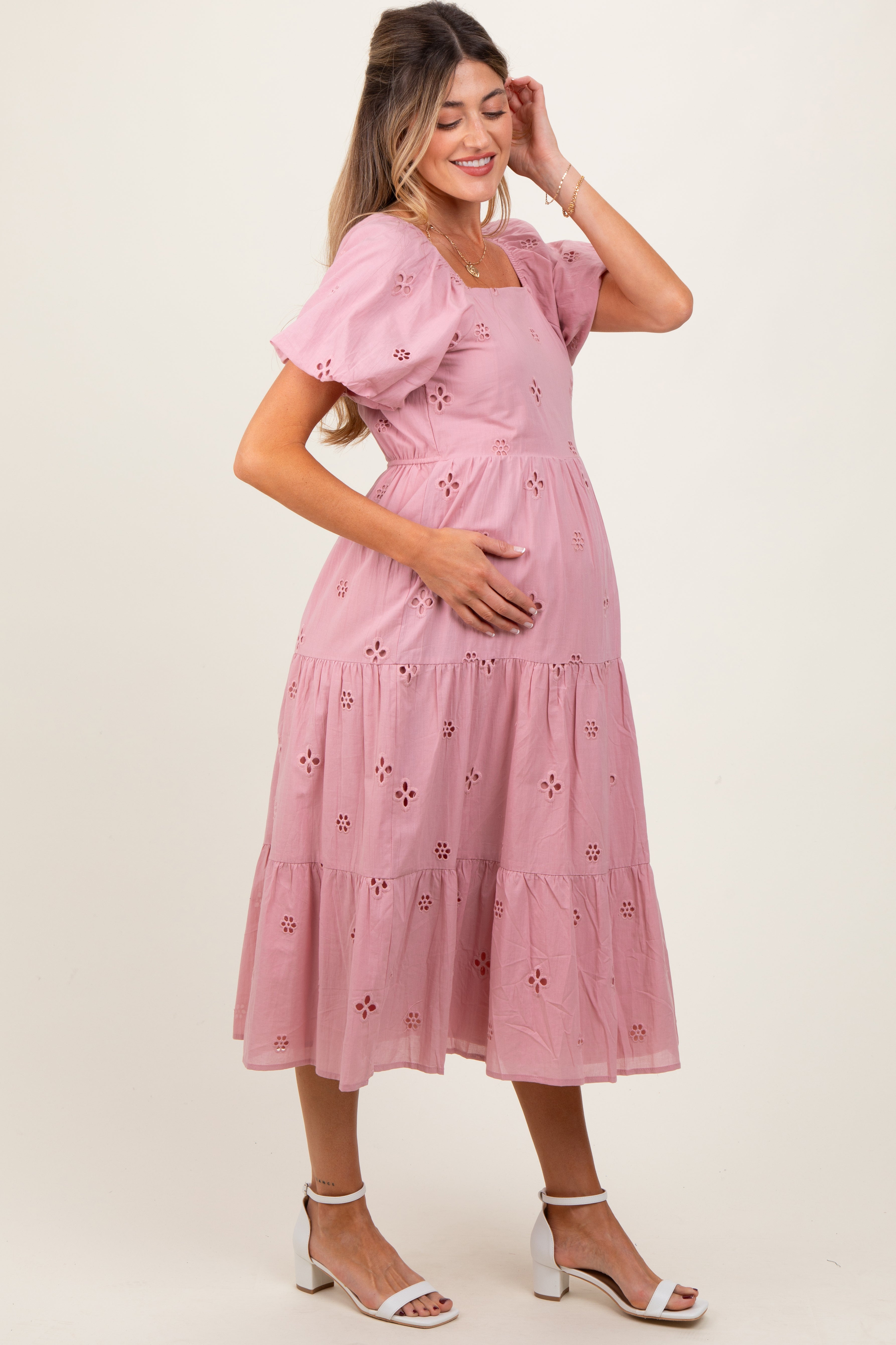 Rosa Umstands-Midikleid mit Lochstickerei und eckigem Ausschnitt