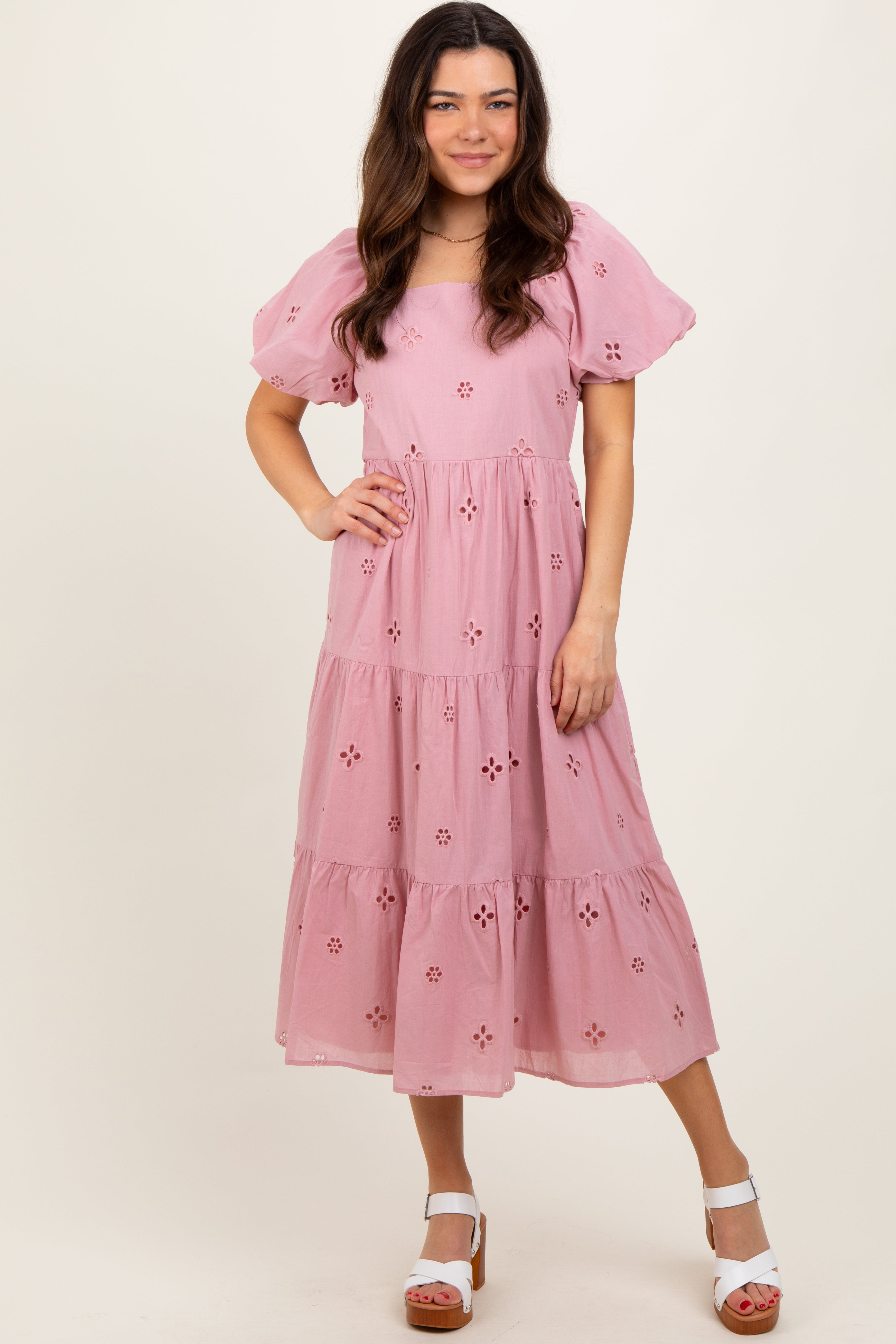 Rosa Umstands-Midikleid mit Lochstickerei und eckigem Ausschnitt