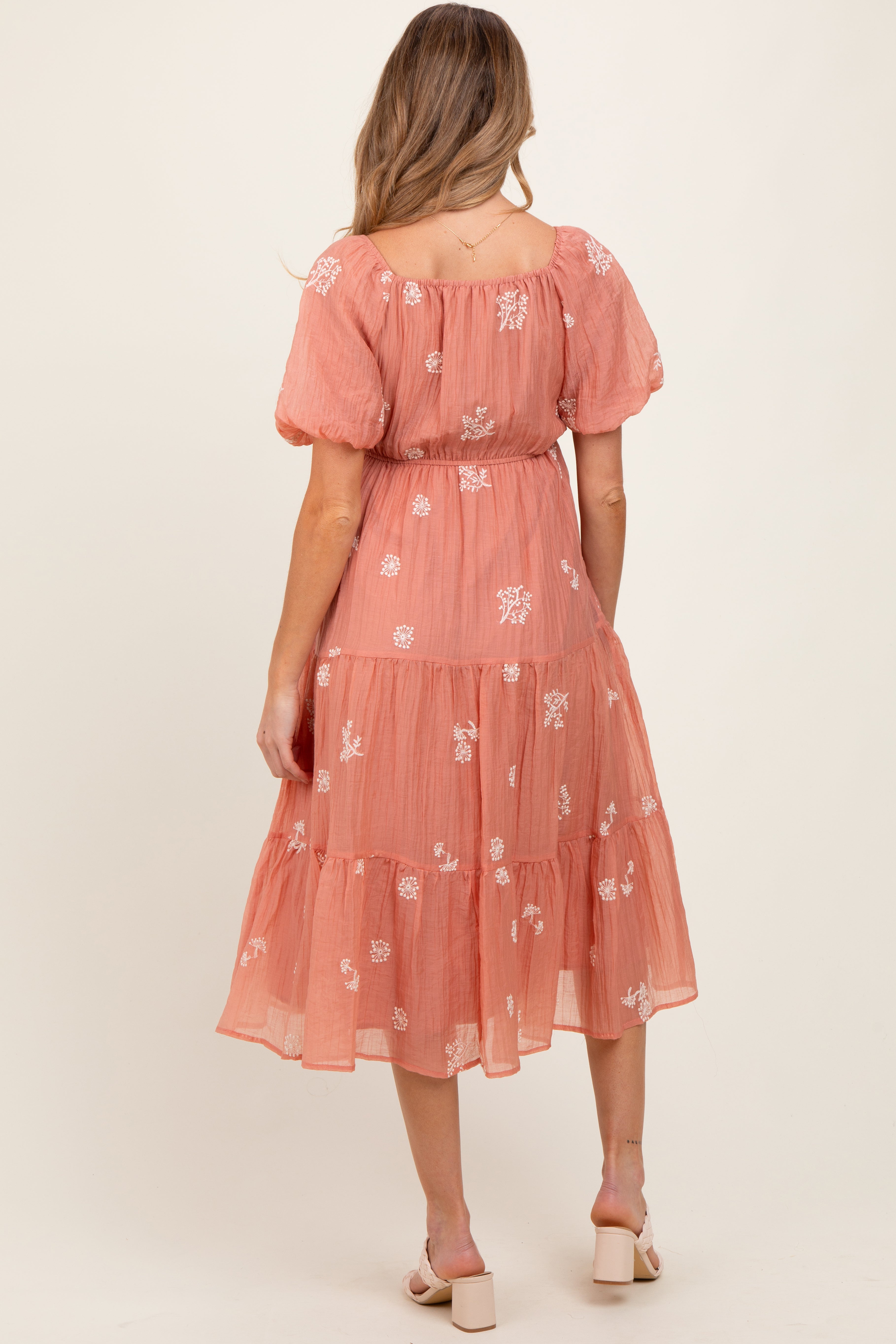 Zartrosa besticktes gestuftes Umstands-Midikleid mit Blumenmuster