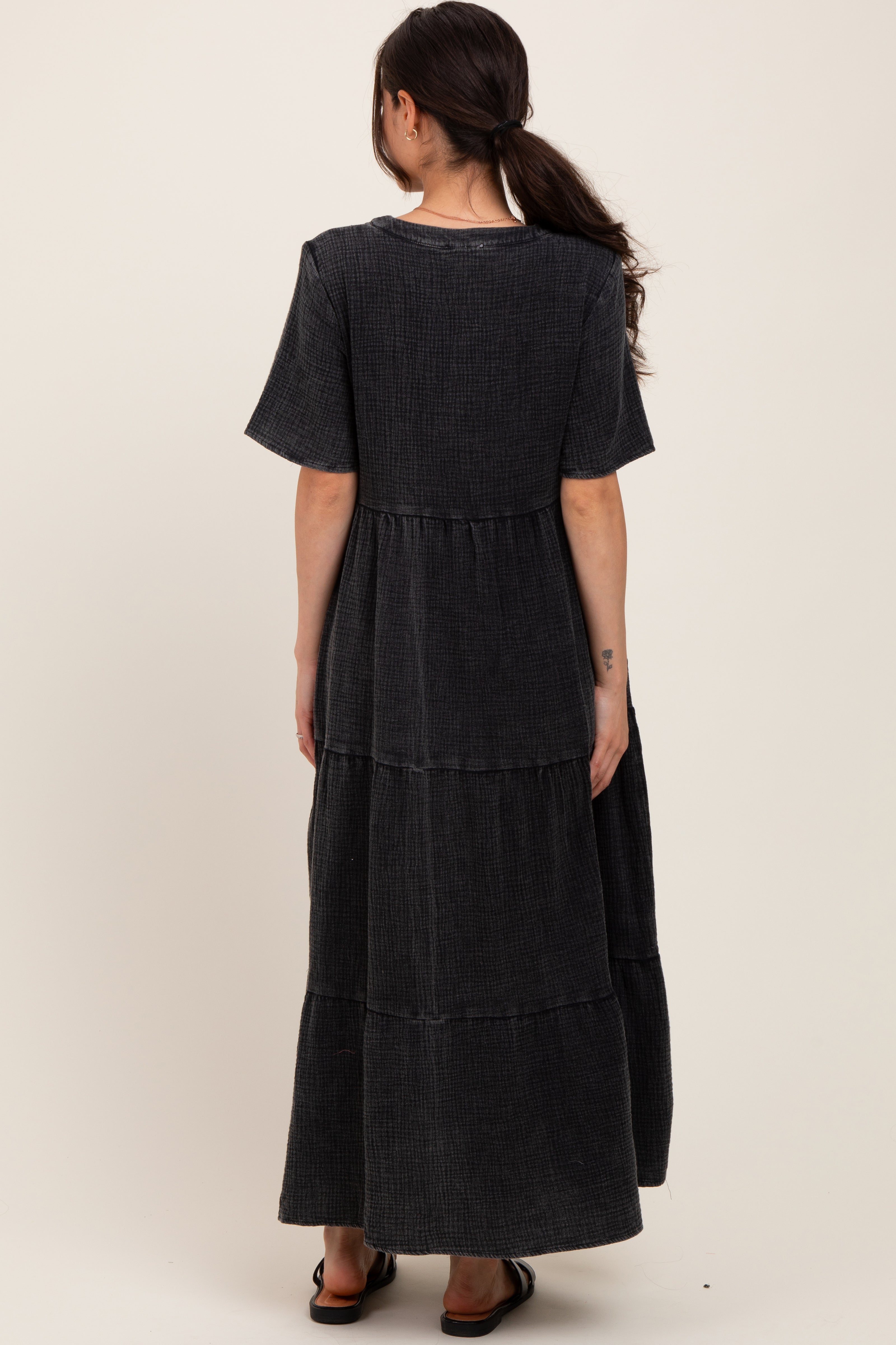 Schwarzes Umstands-Maxikleid mit Knopfleiste und Stufenrock