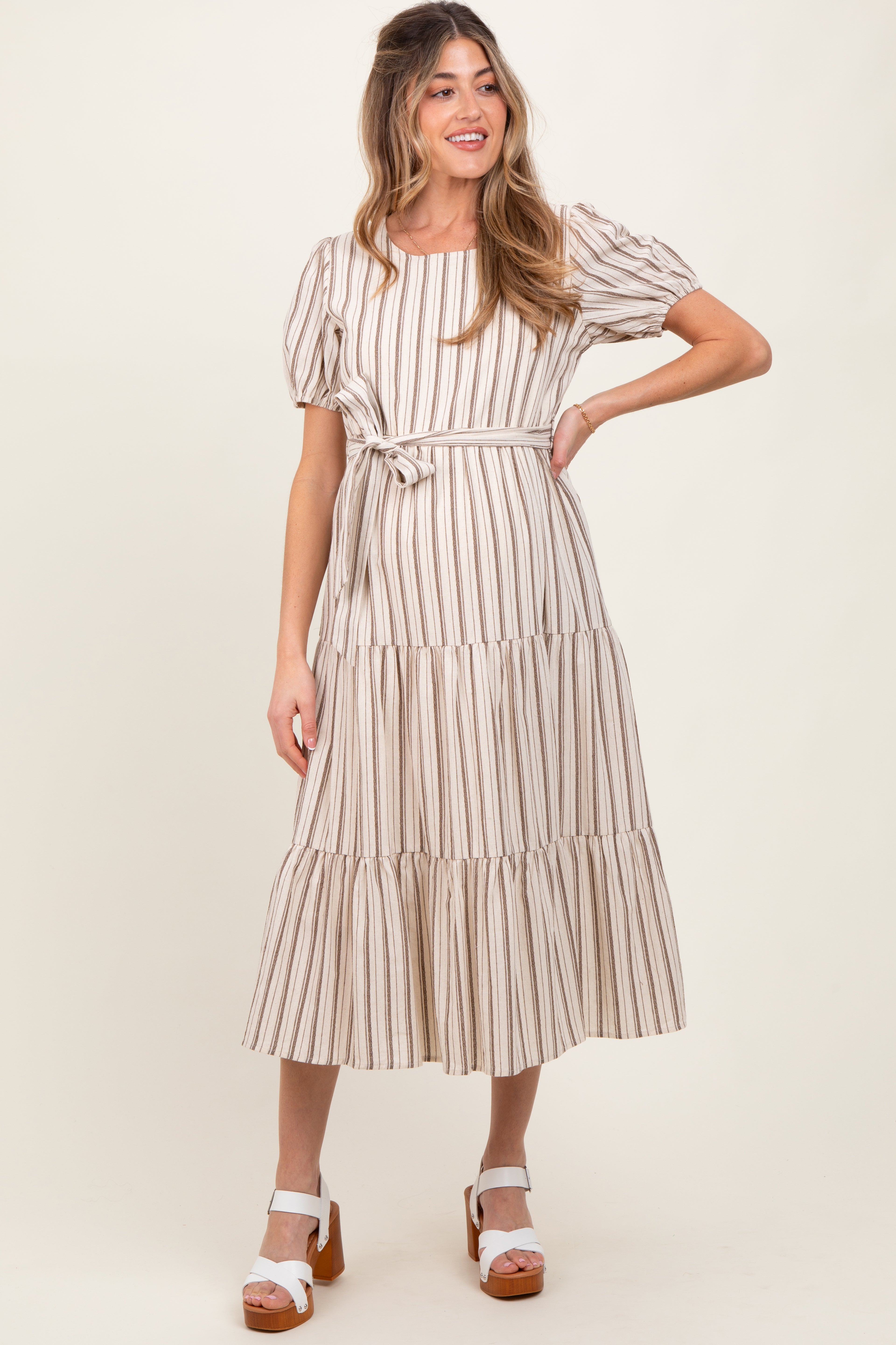 Elfenbeinfarbenes gestreiftes Umstands-Midikleid in Stufenoptik mit Bindegürtel