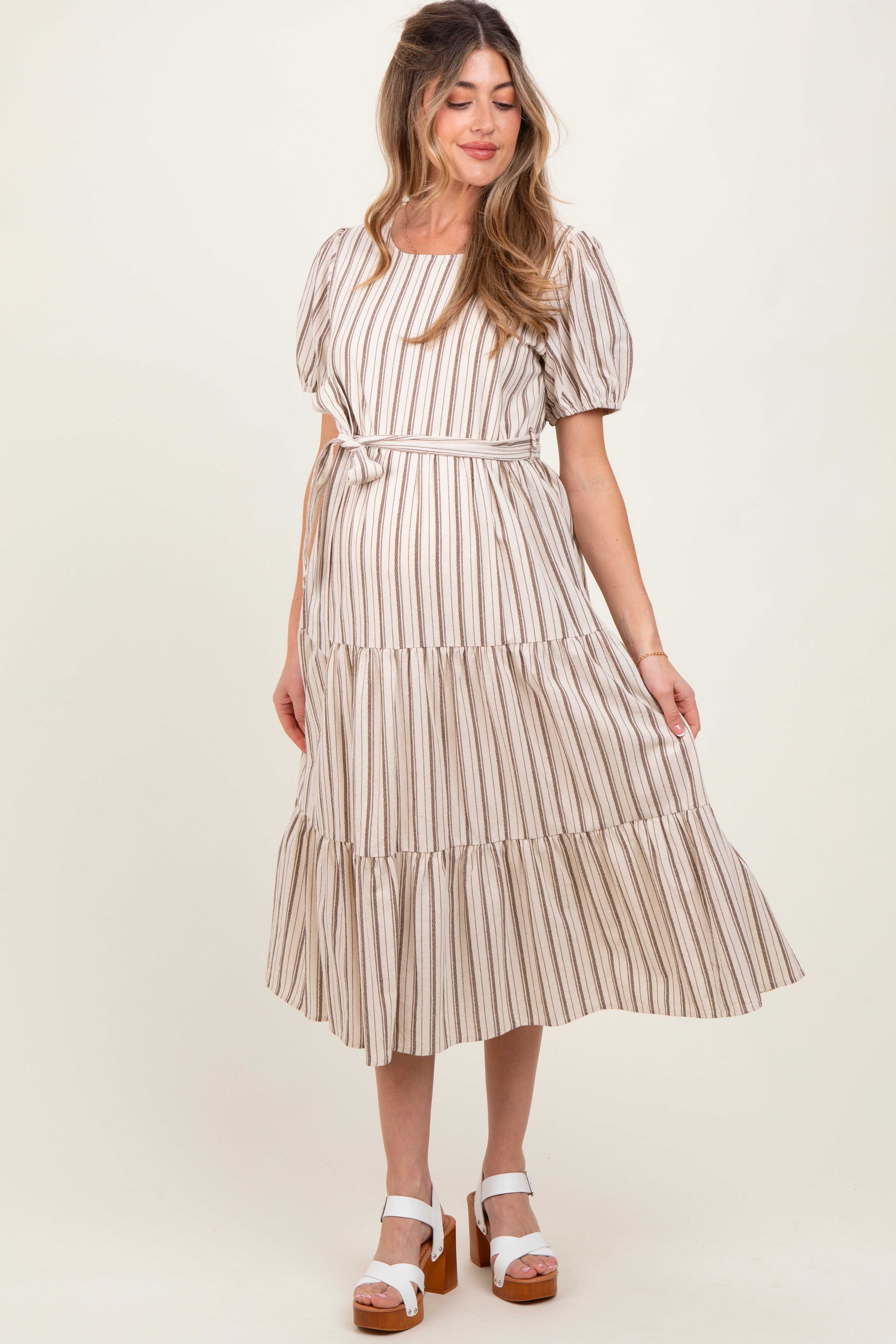 Elfenbeinfarbenes gestreiftes Umstands-Midikleid in Stufenoptik mit Bindegürtel
