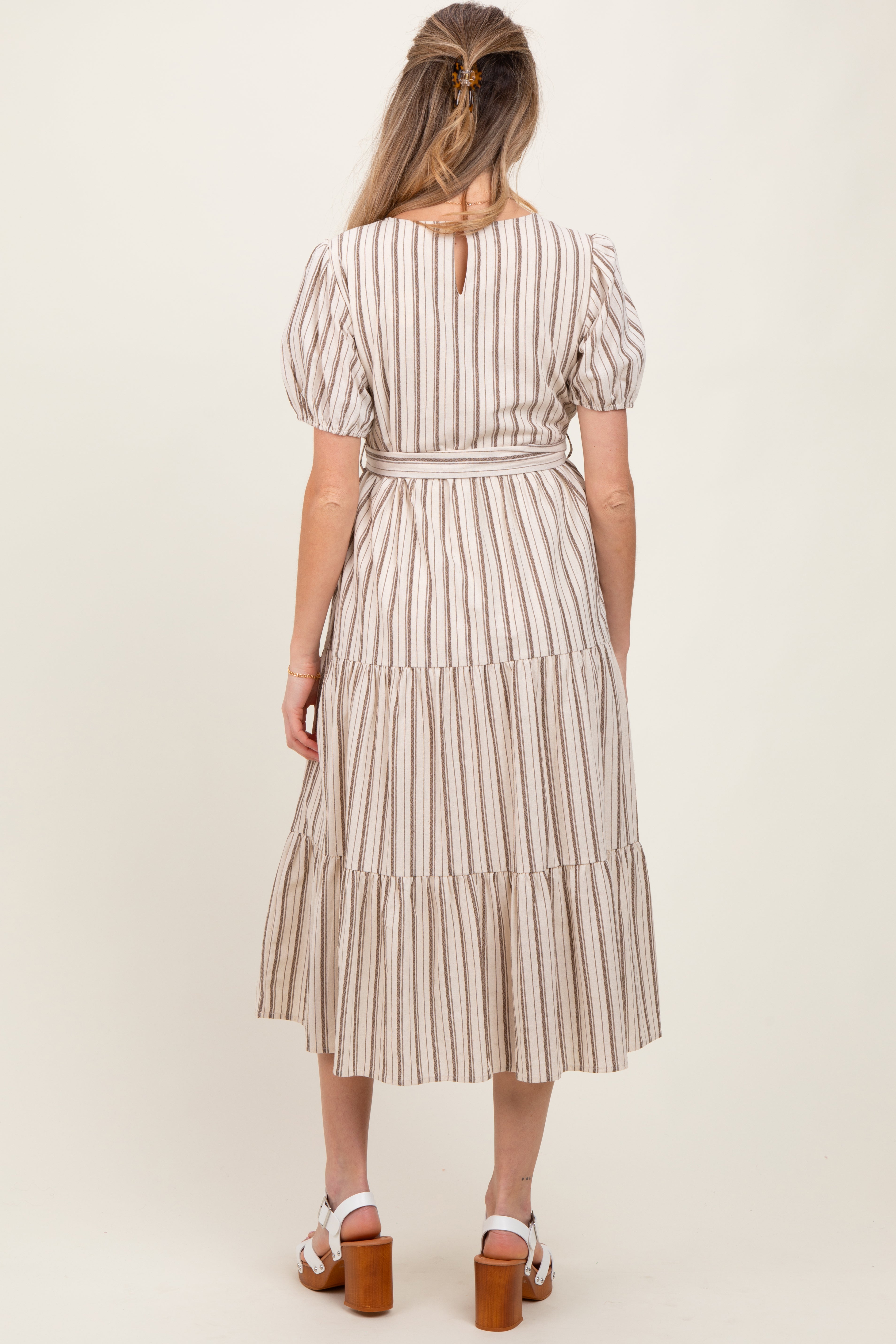 Elfenbeinfarbenes gestreiftes Umstands-Midikleid in Stufenoptik mit Bindegürtel