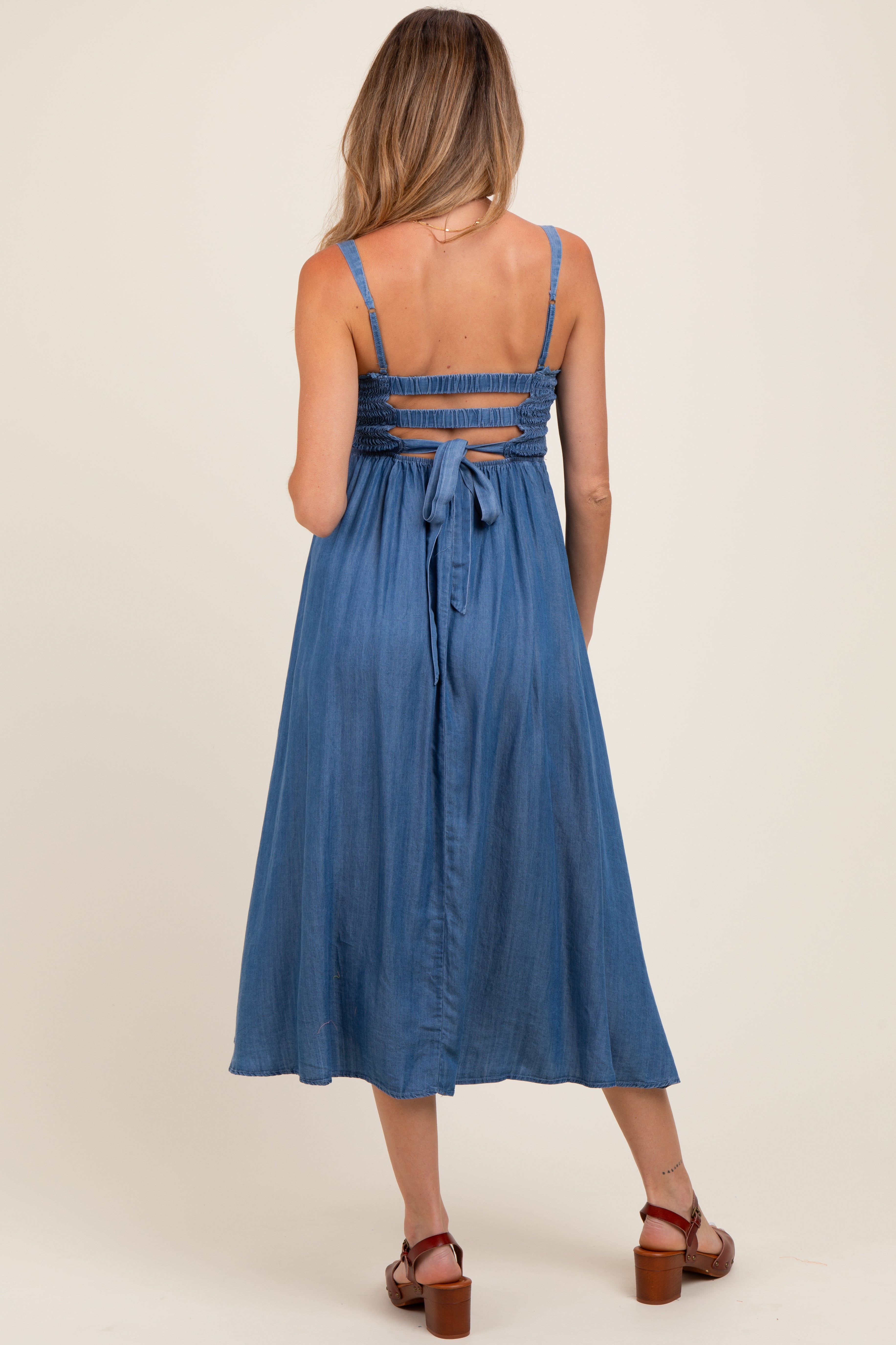 Blaues Umstands-Midikleid aus Chambray mit Smok-Detail, Rückenbindung und Cut-out