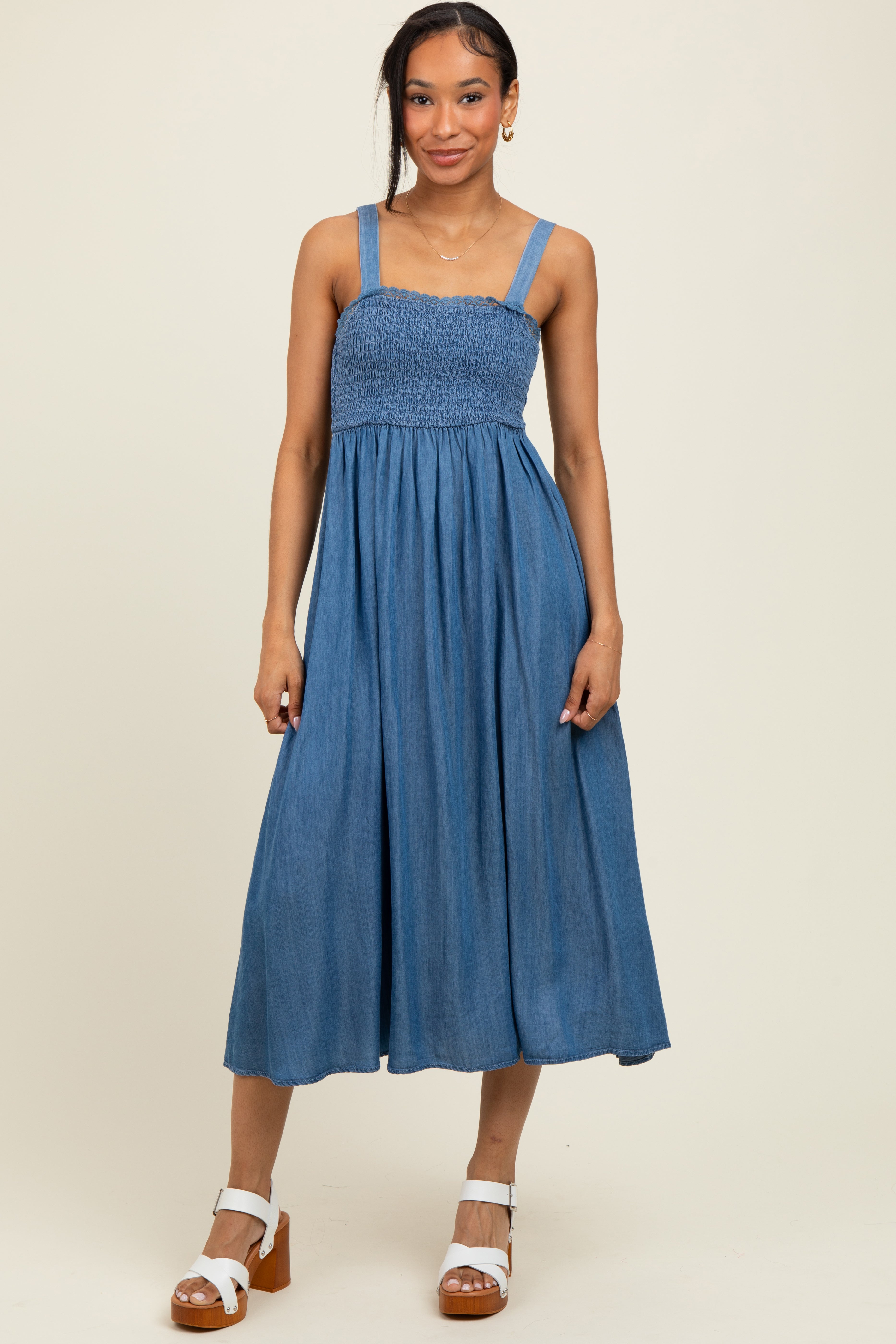 Blaues Umstands-Midikleid aus Chambray mit Smok-Detail, Rückenbindung und Cut-out