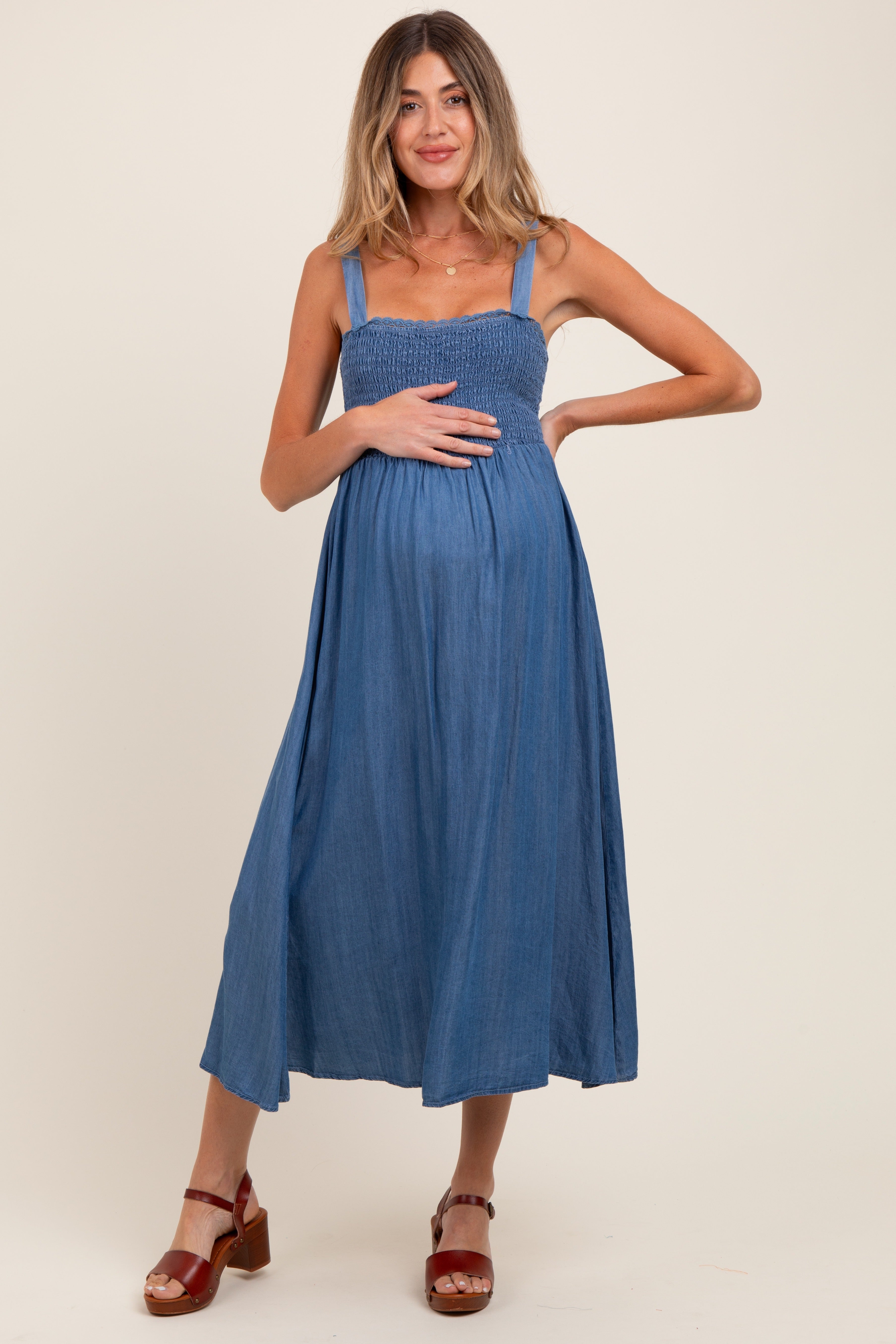 Blaues Umstands-Midikleid aus Chambray mit Smok-Detail, Rückenbindung und Cut-out