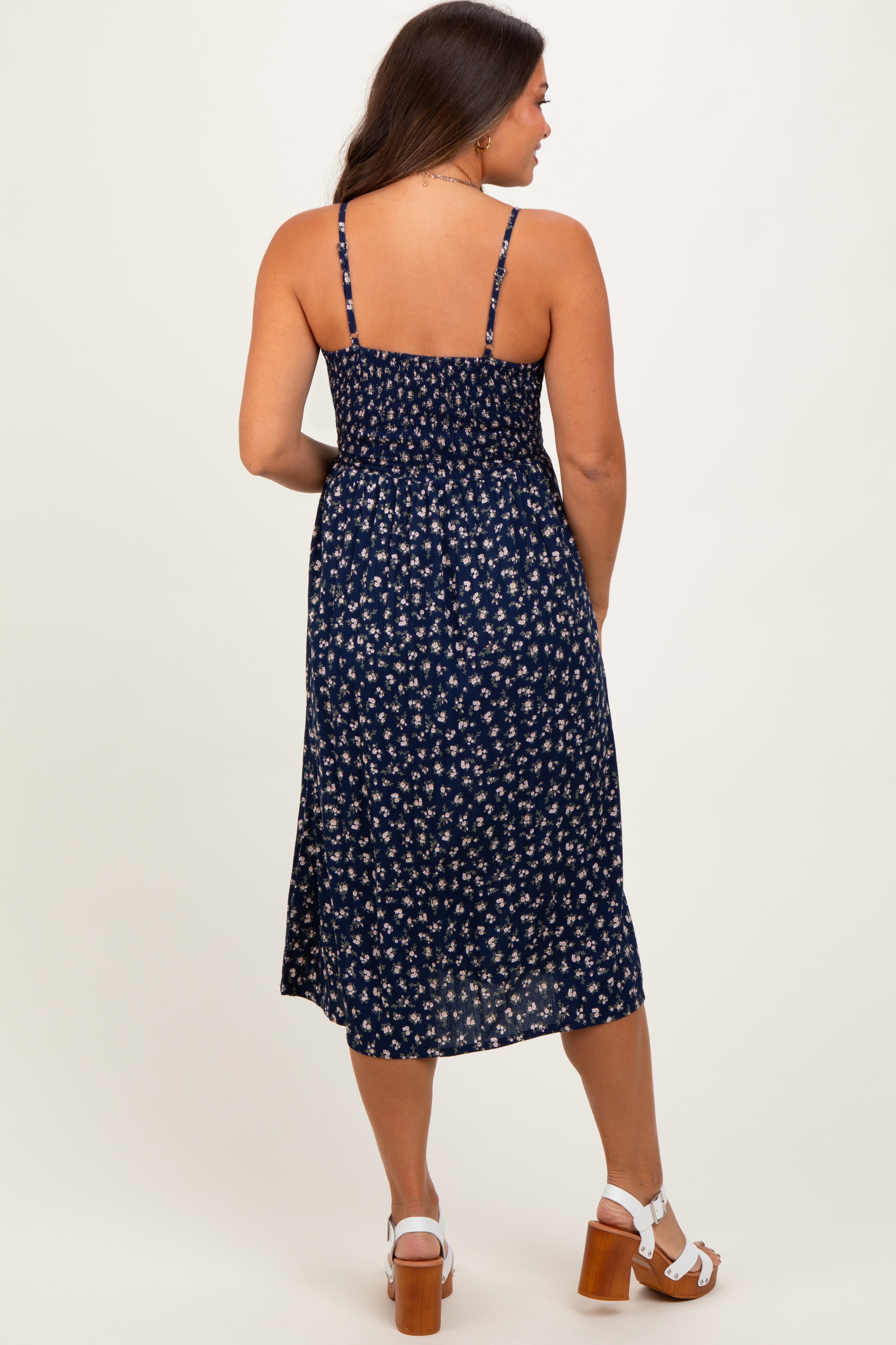 Marineblaues geblümtes Umstands-Midikleid mit Twist-Detail und Cut-out