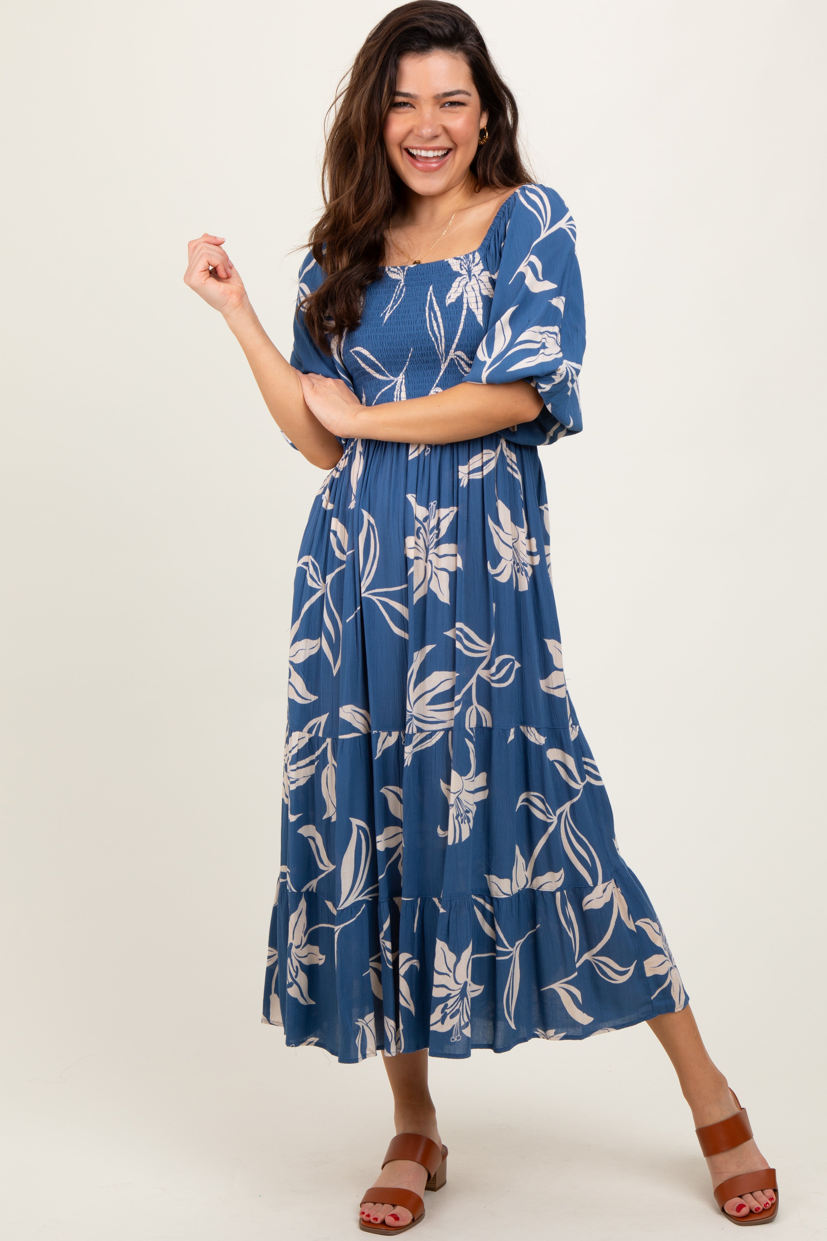 Blaues Umstands-Midikleid mit Smok-Einsatz und Puffärmeln