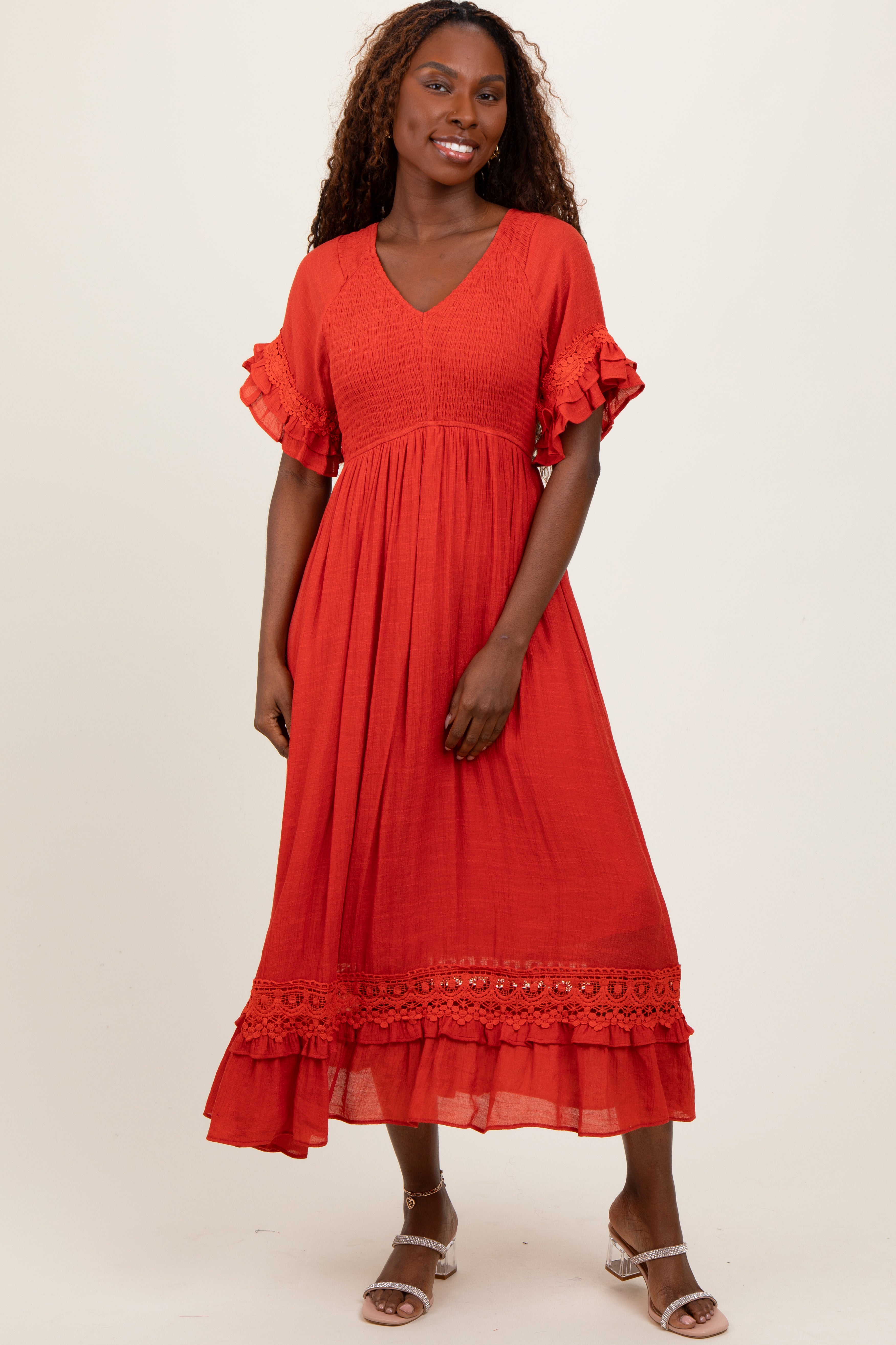 Rostfarbenes Umstands-Midikleid mit gesmoktem Oberteil, Häkeldetails und Rüschenbesatz