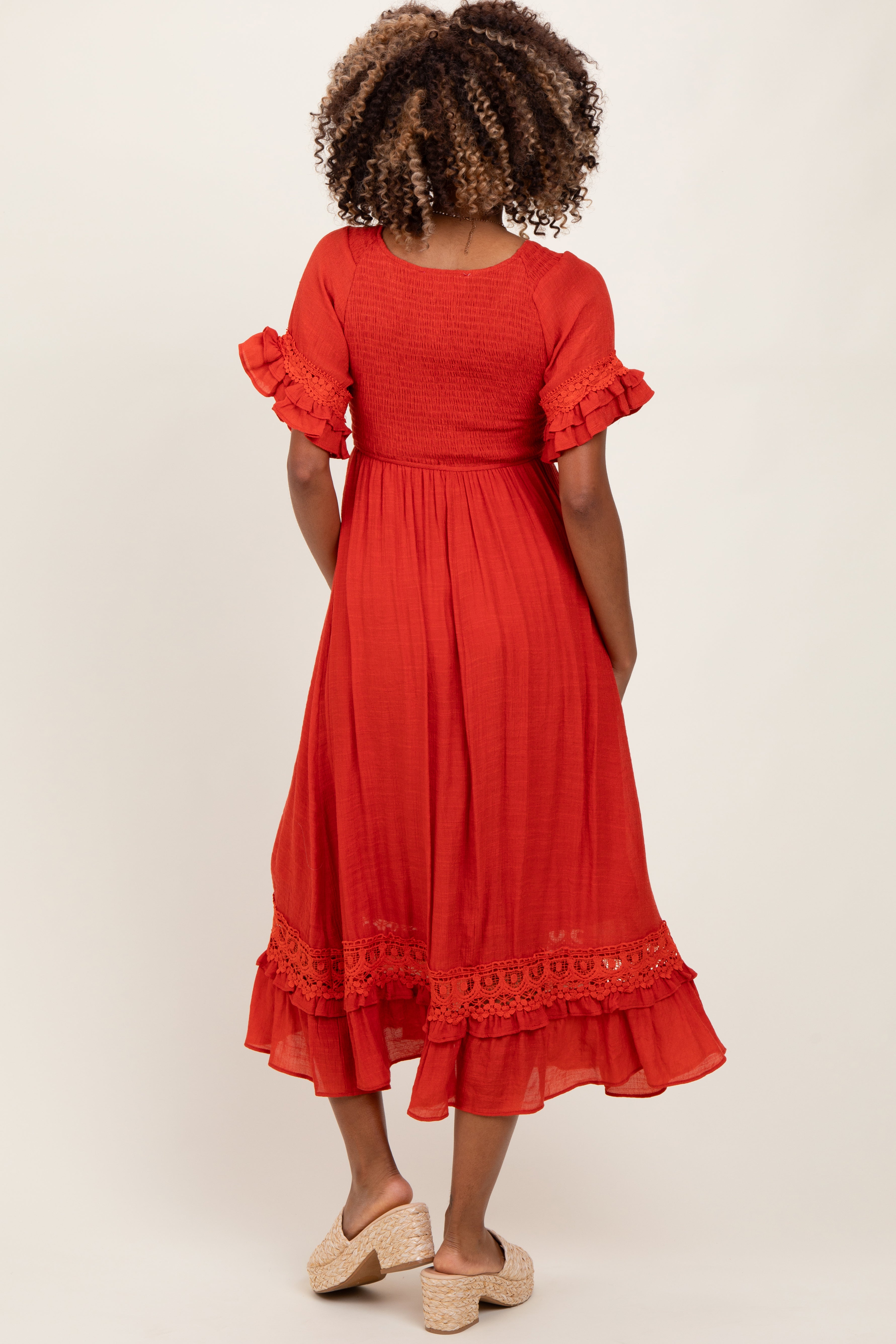 Rostfarbenes Umstands-Midikleid mit gesmoktem Oberteil, Häkeldetails und Rüschenbesatz