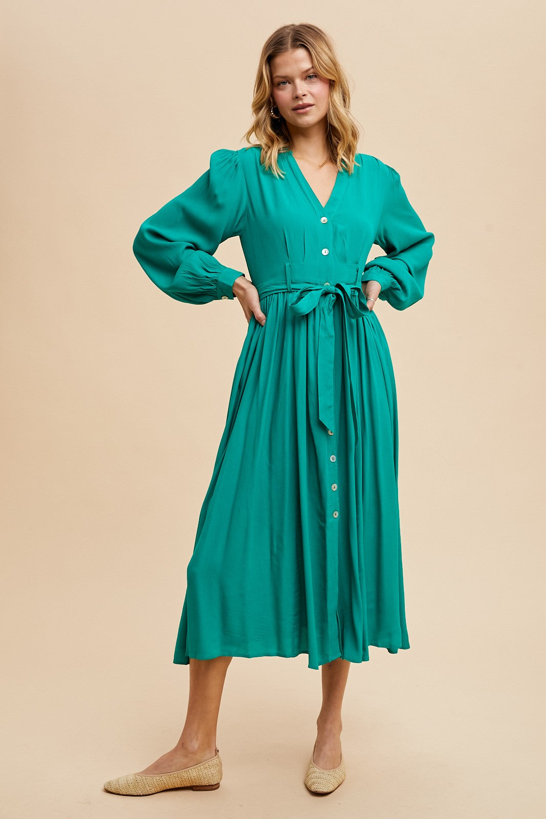 Jadegrünes Umstands-Maxikleid mit Gürtel und langen Ärmeln