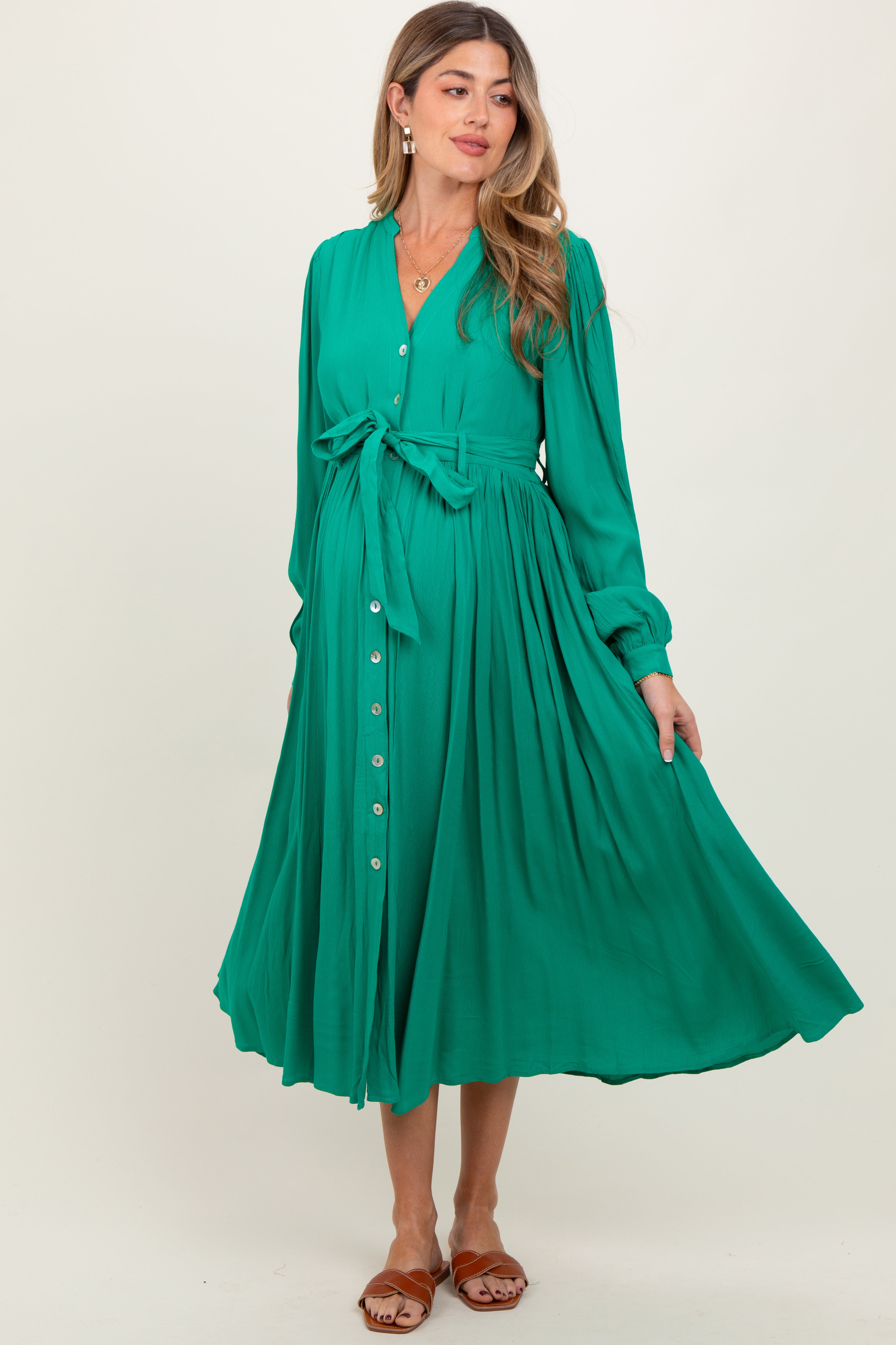 Jadegrünes Umstands-Maxikleid mit Gürtel und langen Ärmeln
