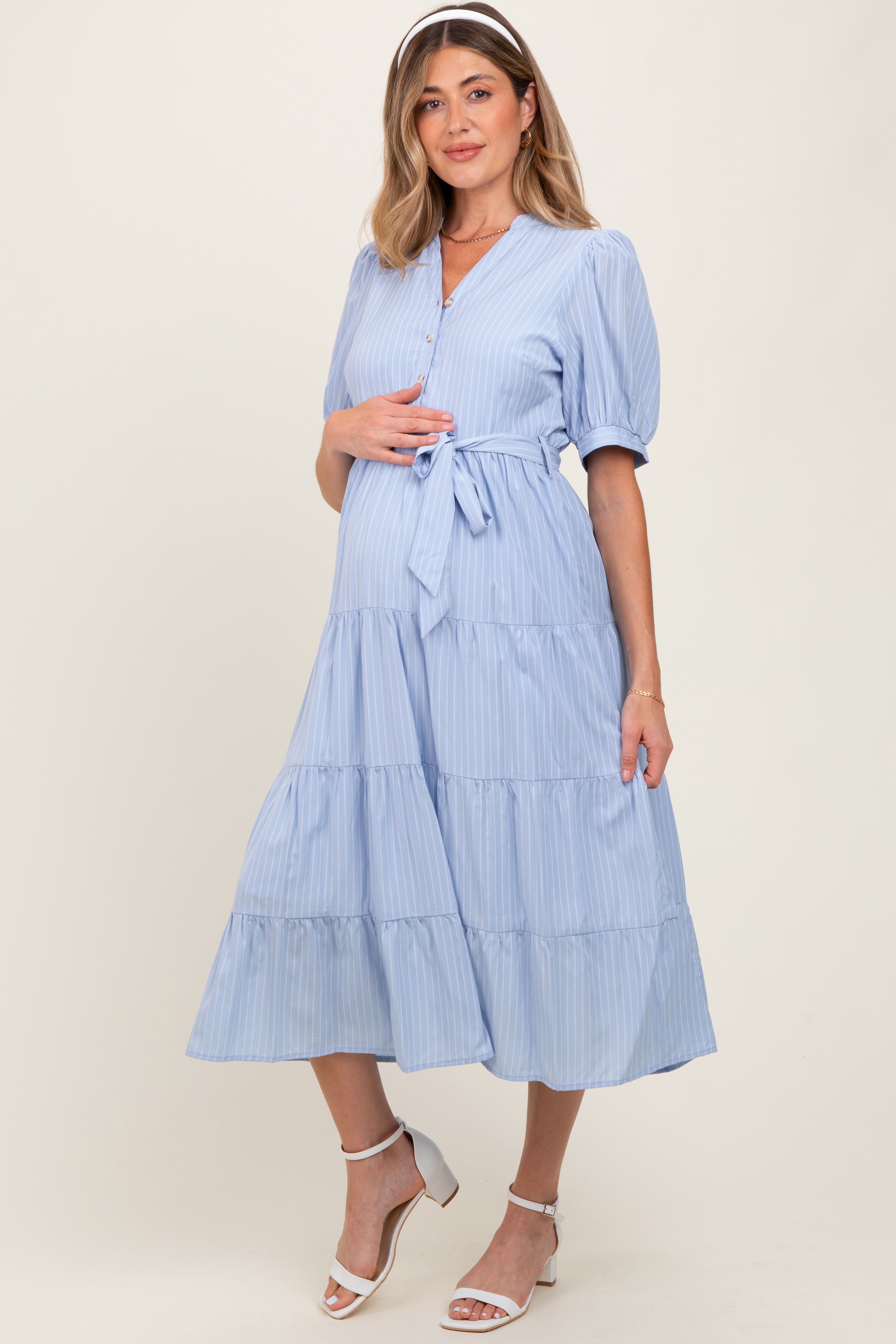 Hellblaues gestreiftes Umstands-Maxikleid mit Knopfleiste und Stufenrock