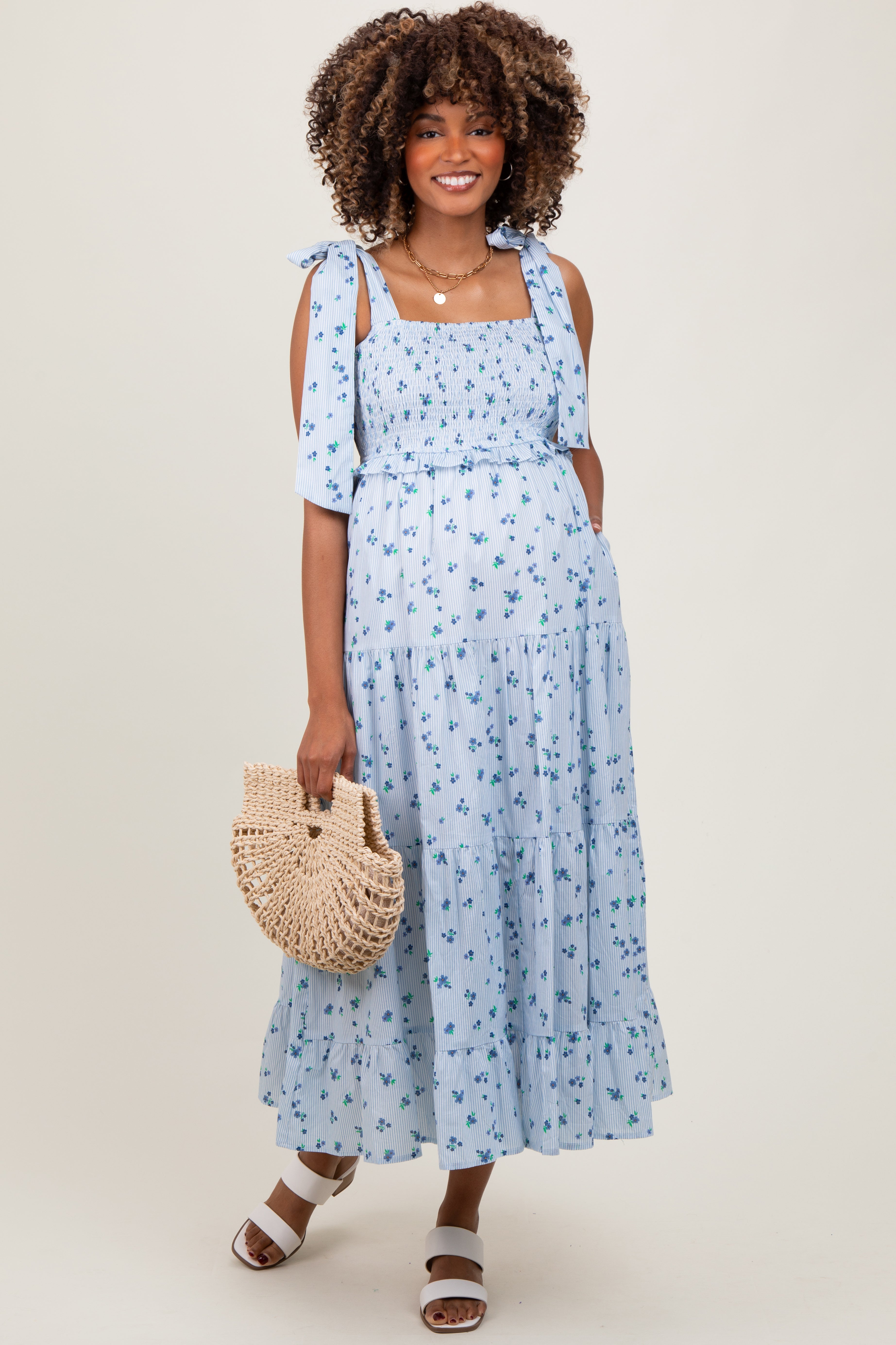 Hellblaues Umstandsmaxikleid mit Blumen-Streifen-Muster, Smok-Oberteil und Schulterbindern