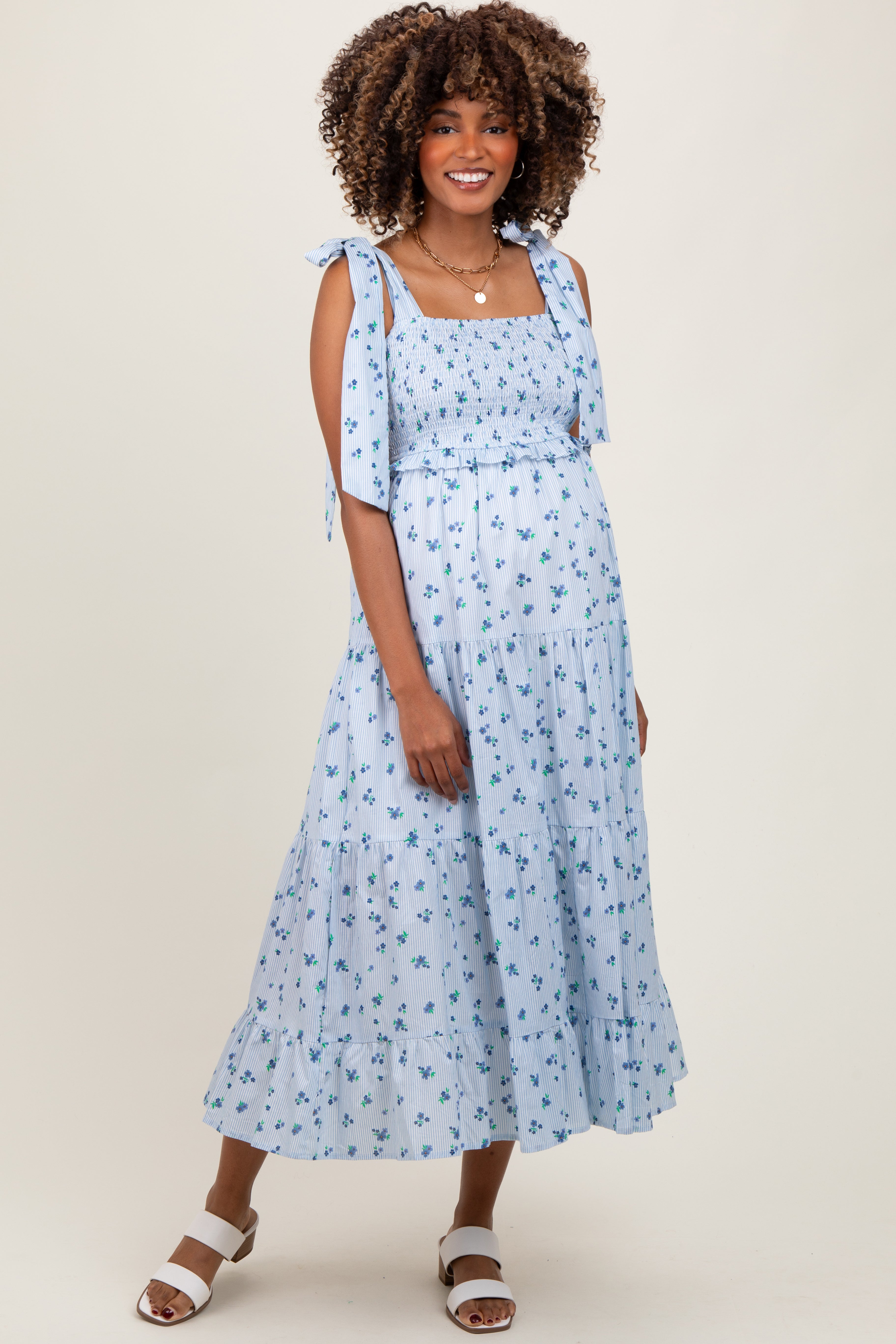 Hellblaues Umstandsmaxikleid mit Blumen-Streifen-Muster, Smok-Oberteil und Schulterbindern