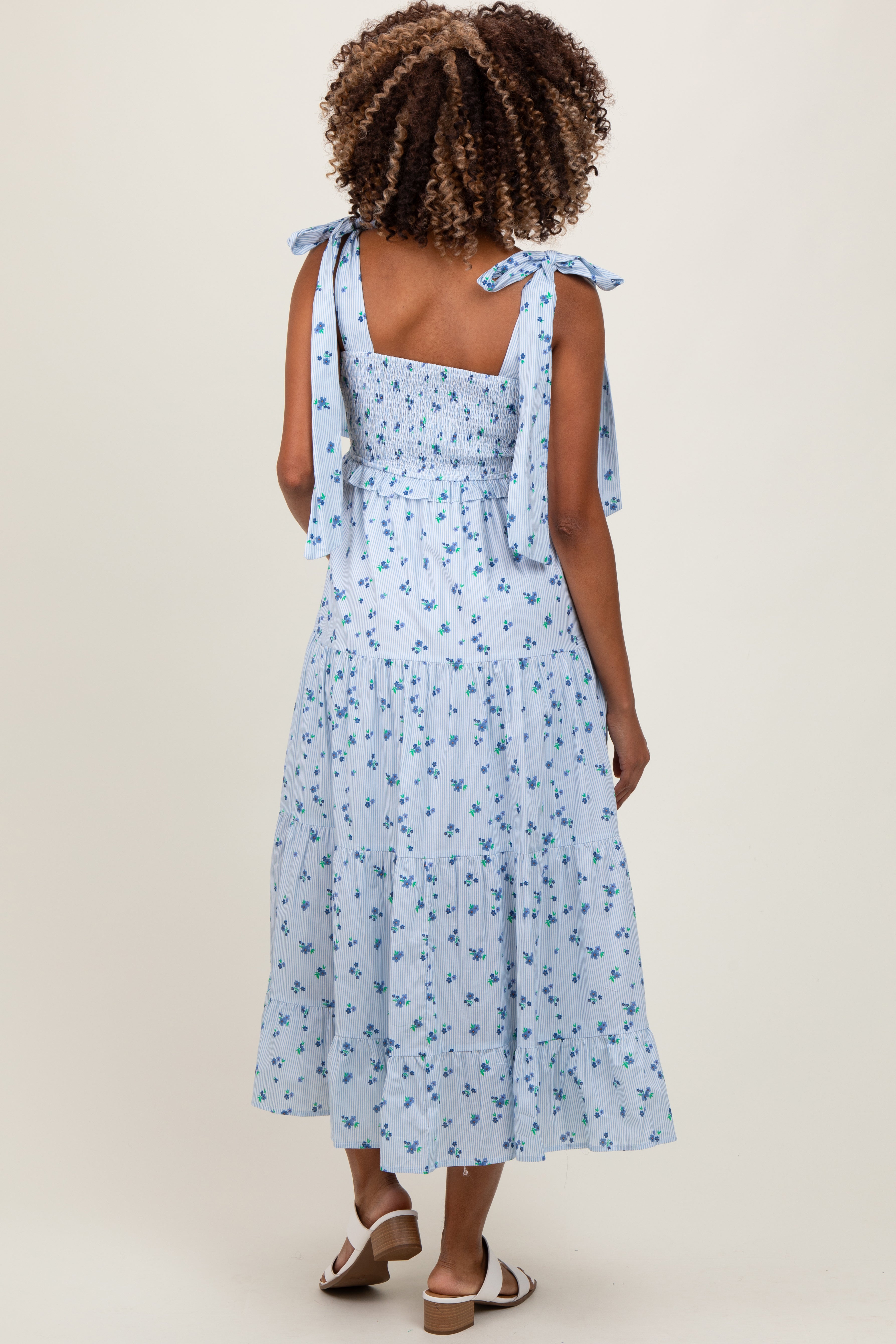 Hellblaues Umstandsmaxikleid mit Blumen-Streifen-Muster, Smok-Oberteil und Schulterbindern