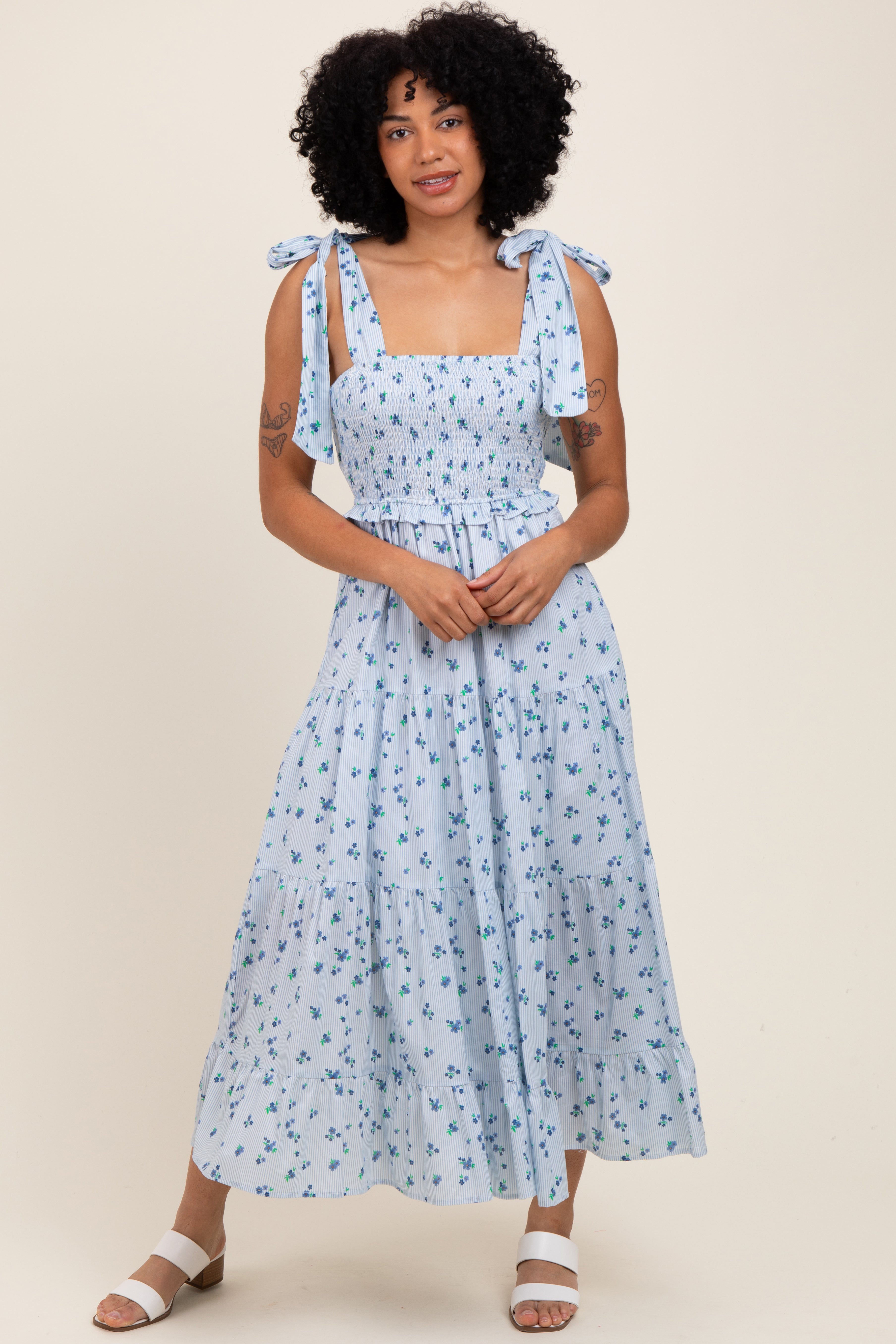 Hellblaues Umstandsmaxikleid mit Blumen-Streifen-Muster, Smok-Oberteil und Schulterbindern
