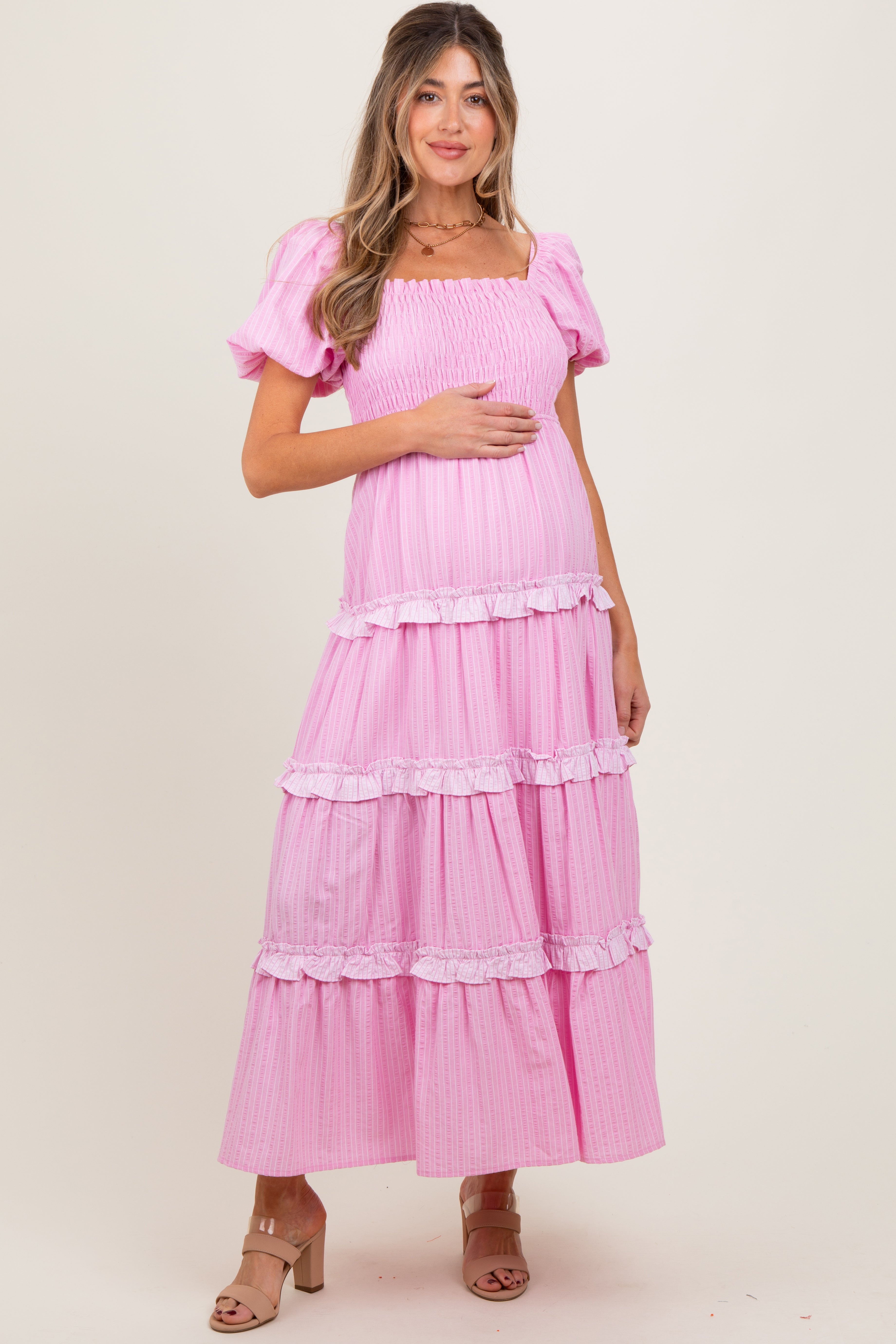 Umstands-Maxikleid in Rosa mit Smok-Oberteil, Rüschen-Stufenrock und Puffärmeln