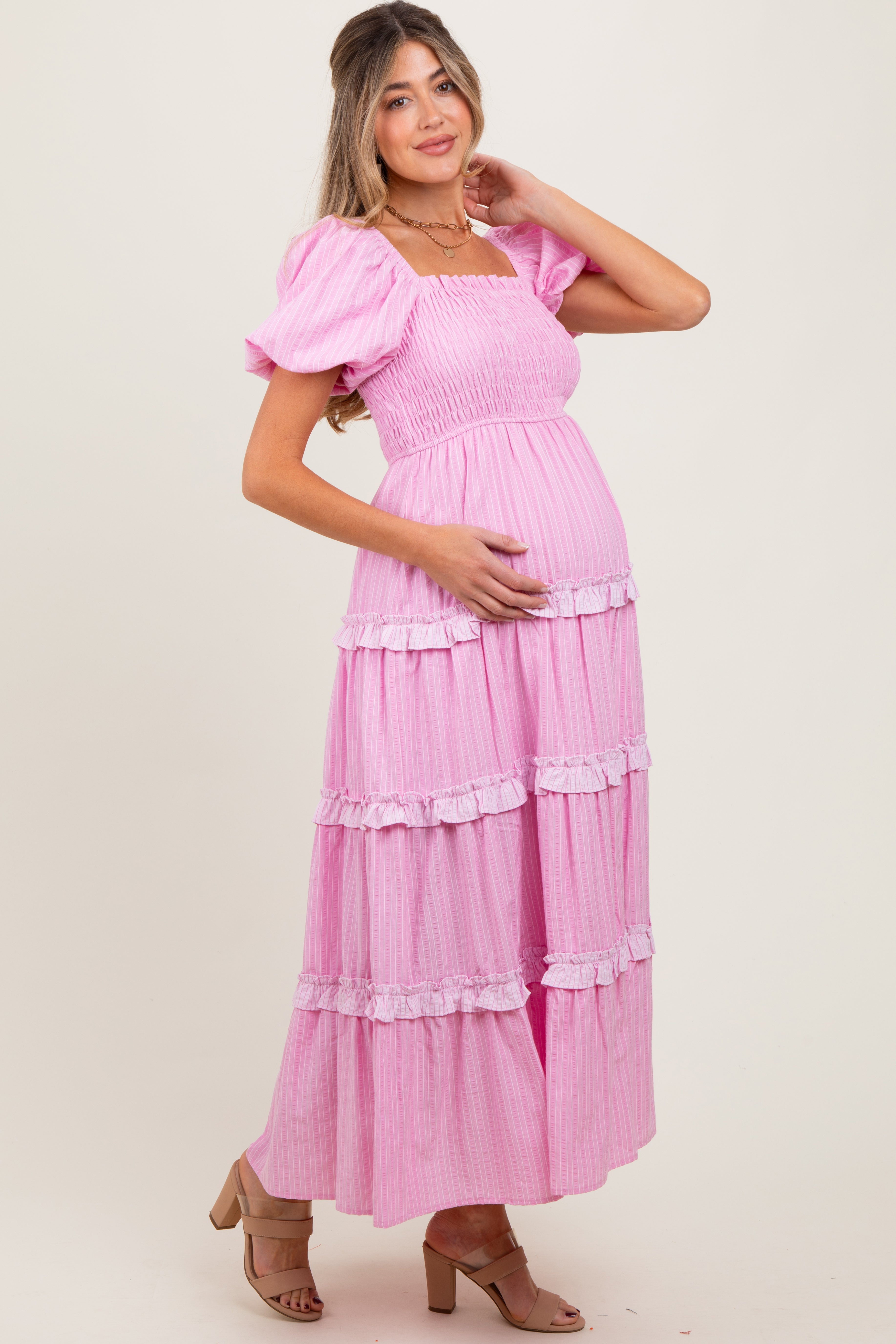 Umstands-Maxikleid in Rosa mit Smok-Oberteil, Rüschen-Stufenrock und Puffärmeln