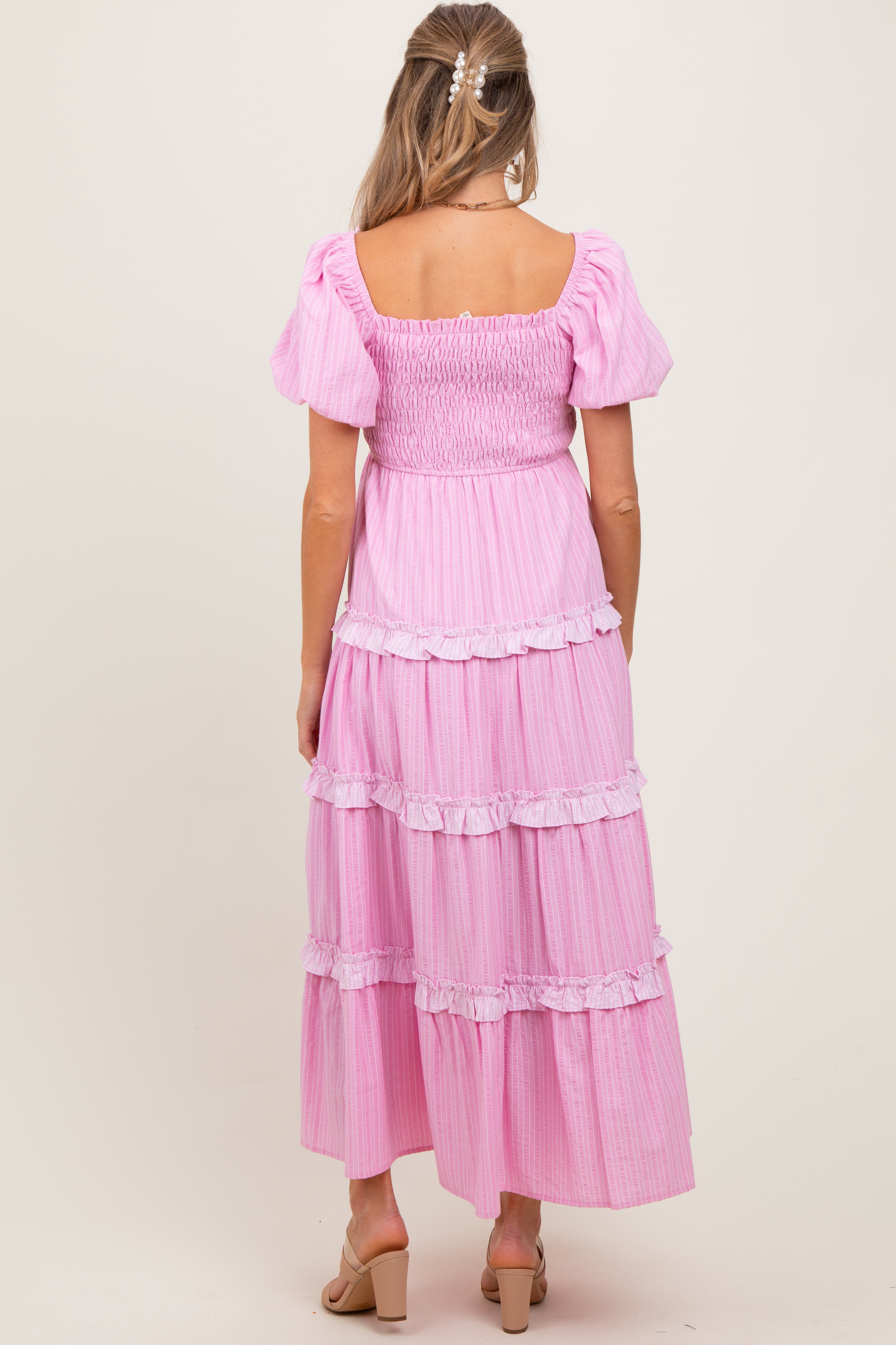 Umstands-Maxikleid in Rosa mit Smok-Oberteil, Rüschen-Stufenrock und Puffärmeln