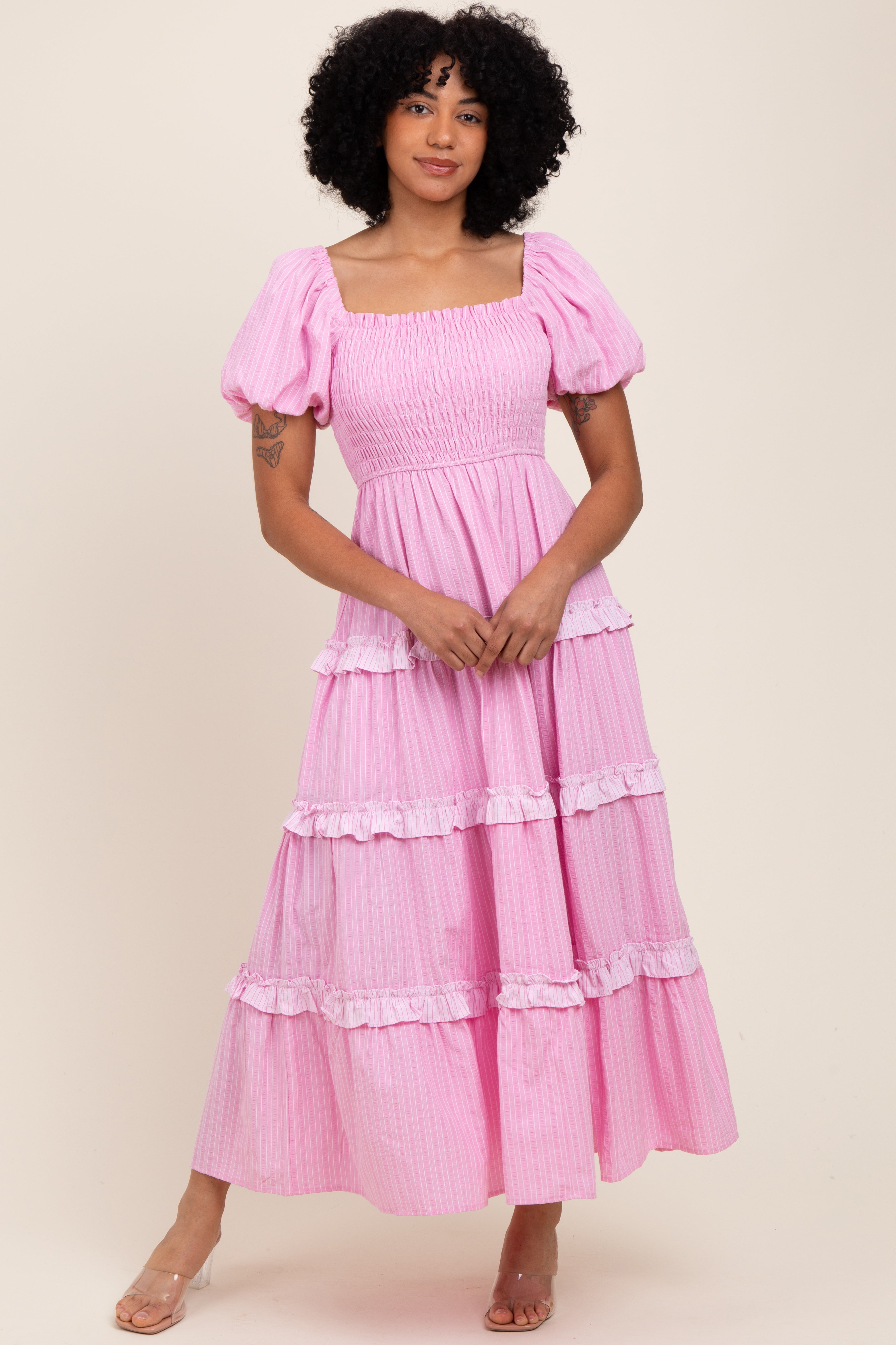 Umstands-Maxikleid in Rosa mit Smok-Oberteil, Rüschen-Stufenrock und Puffärmeln