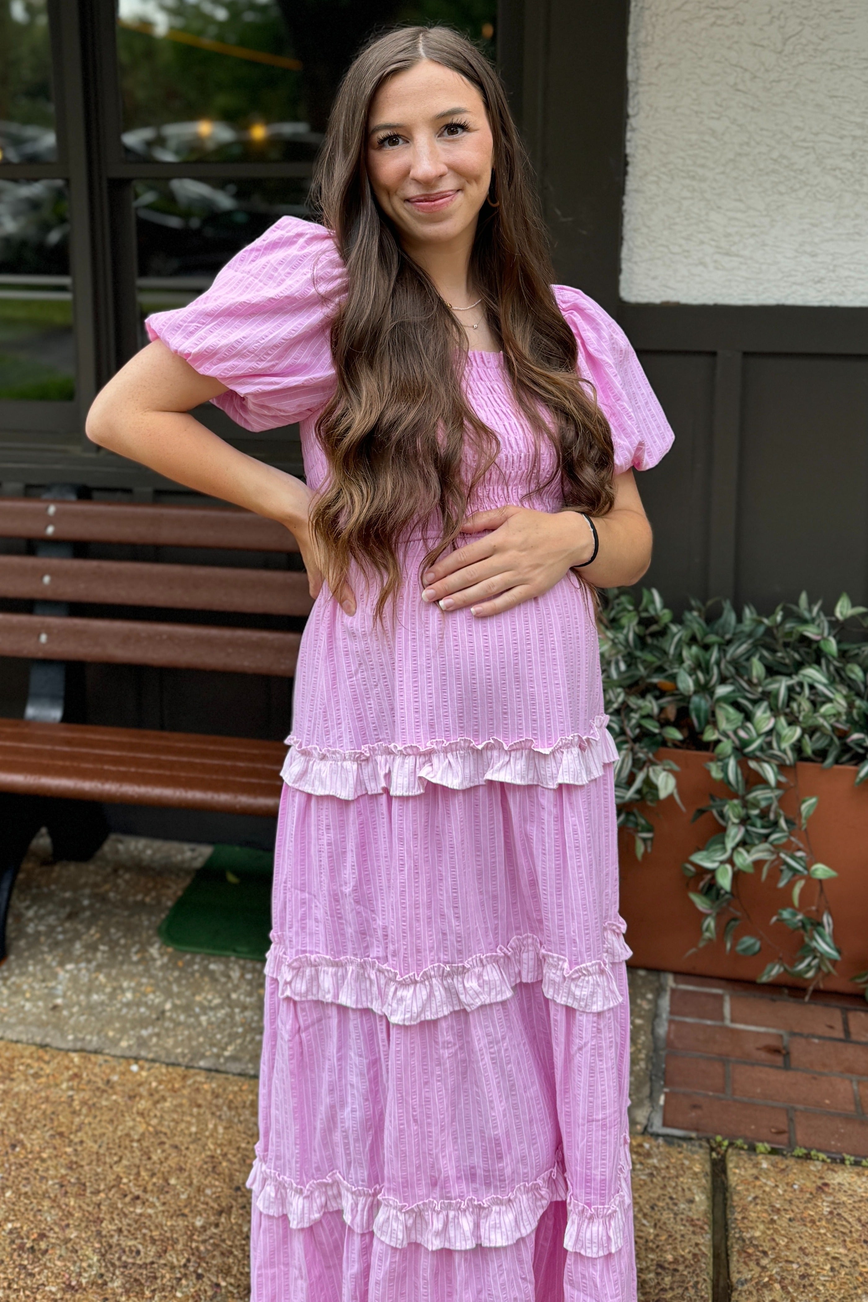 Umstands-Maxikleid in Rosa mit Smok-Oberteil, Rüschen-Stufenrock und Puffärmeln