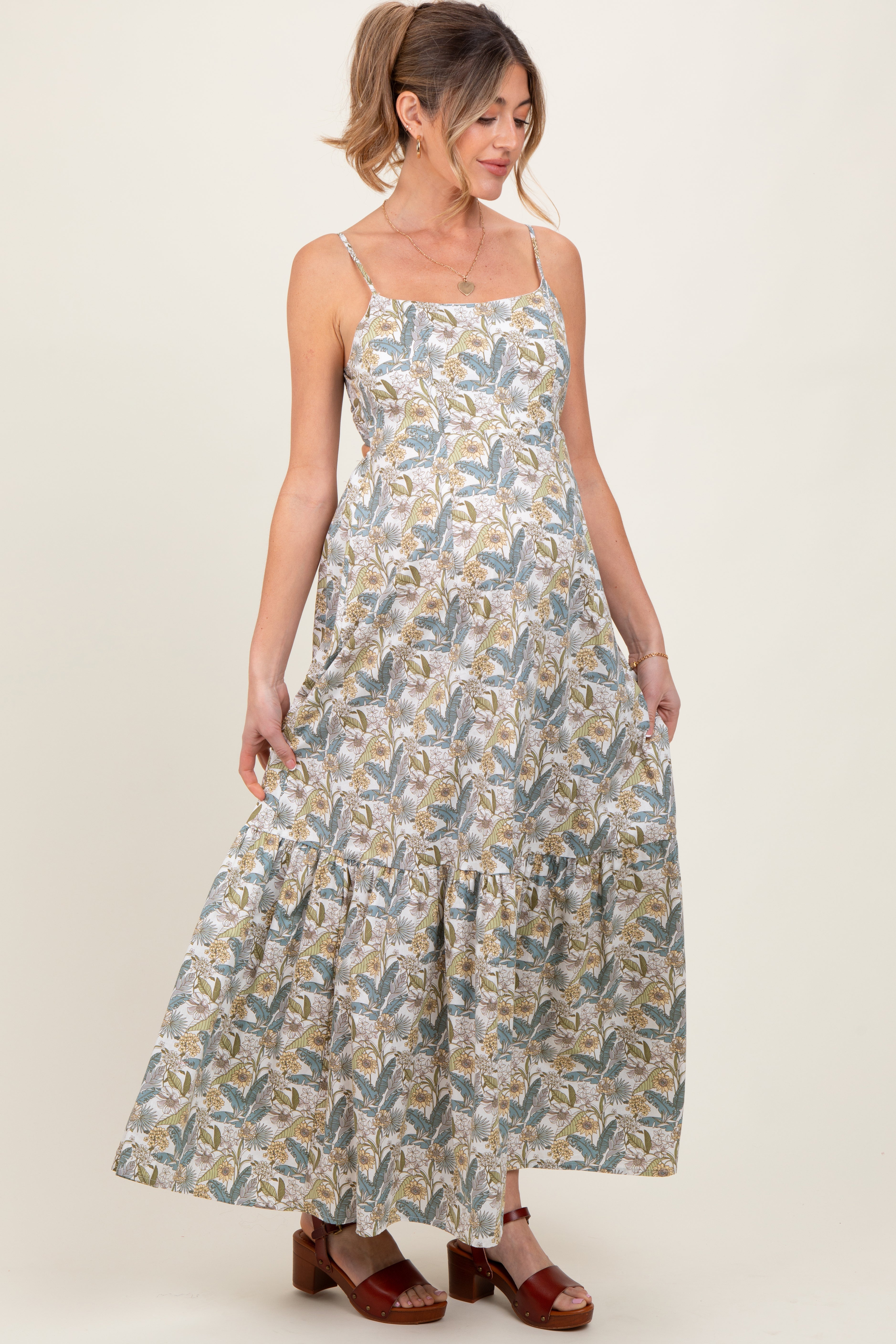 Weißes Umstands-Maxikleid mit Blumenmuster, Rückenbindung und Cut-out