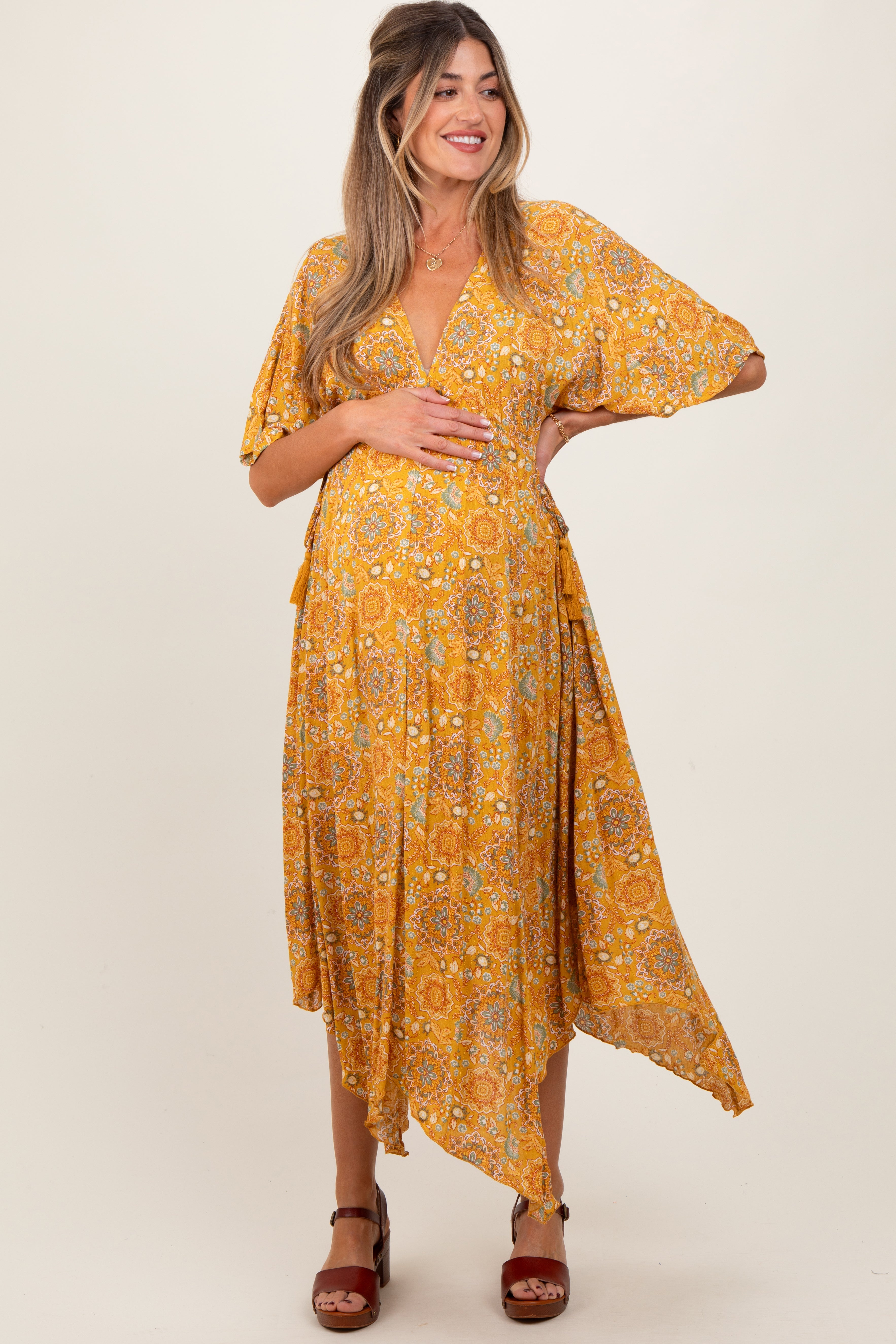Gelbes bedrucktes Umstands-Maxikleid mit tiefem V-Ausschnitt und Zipfelsaum