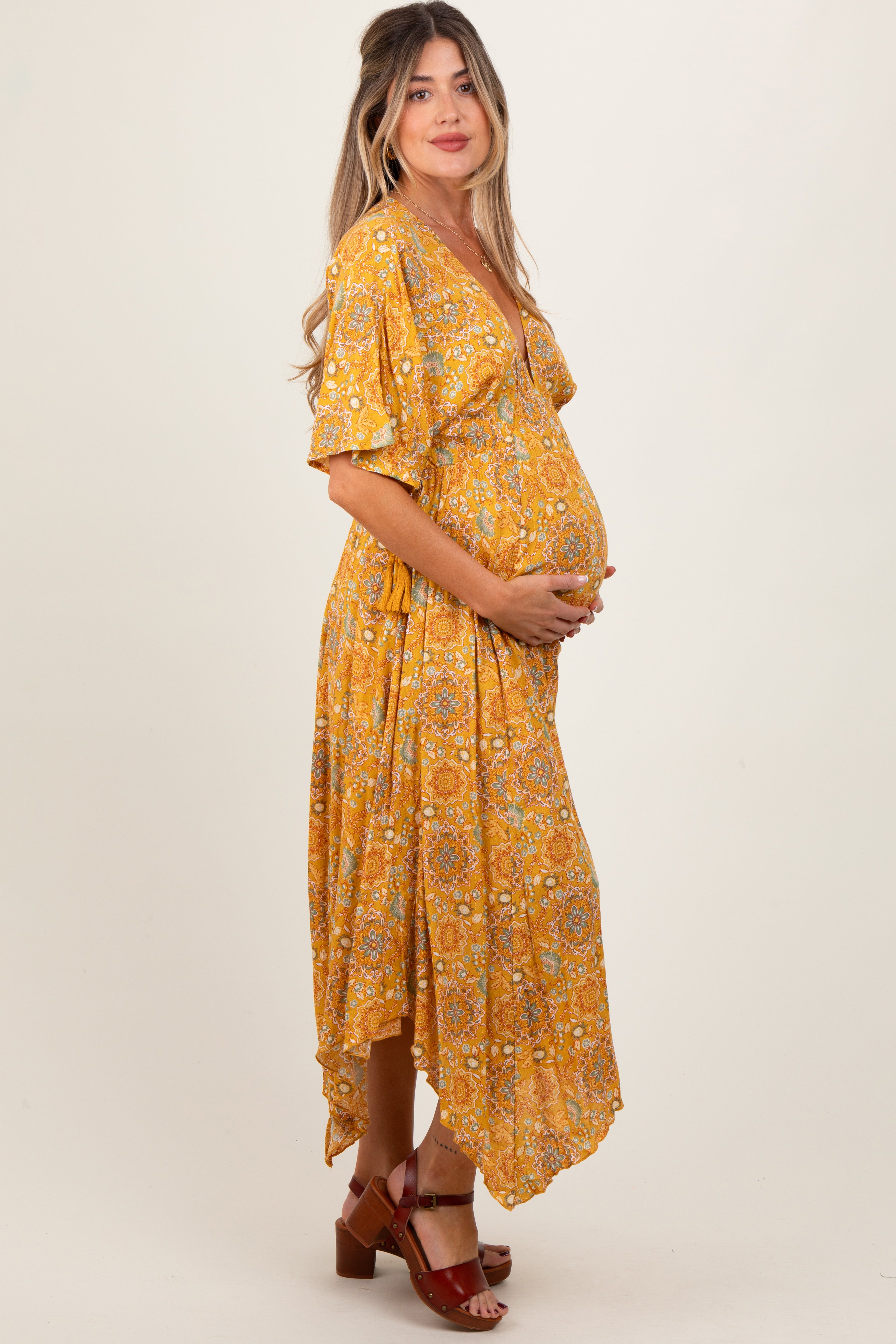 Gelbes bedrucktes Umstands-Maxikleid mit tiefem V-Ausschnitt und Zipfelsaum