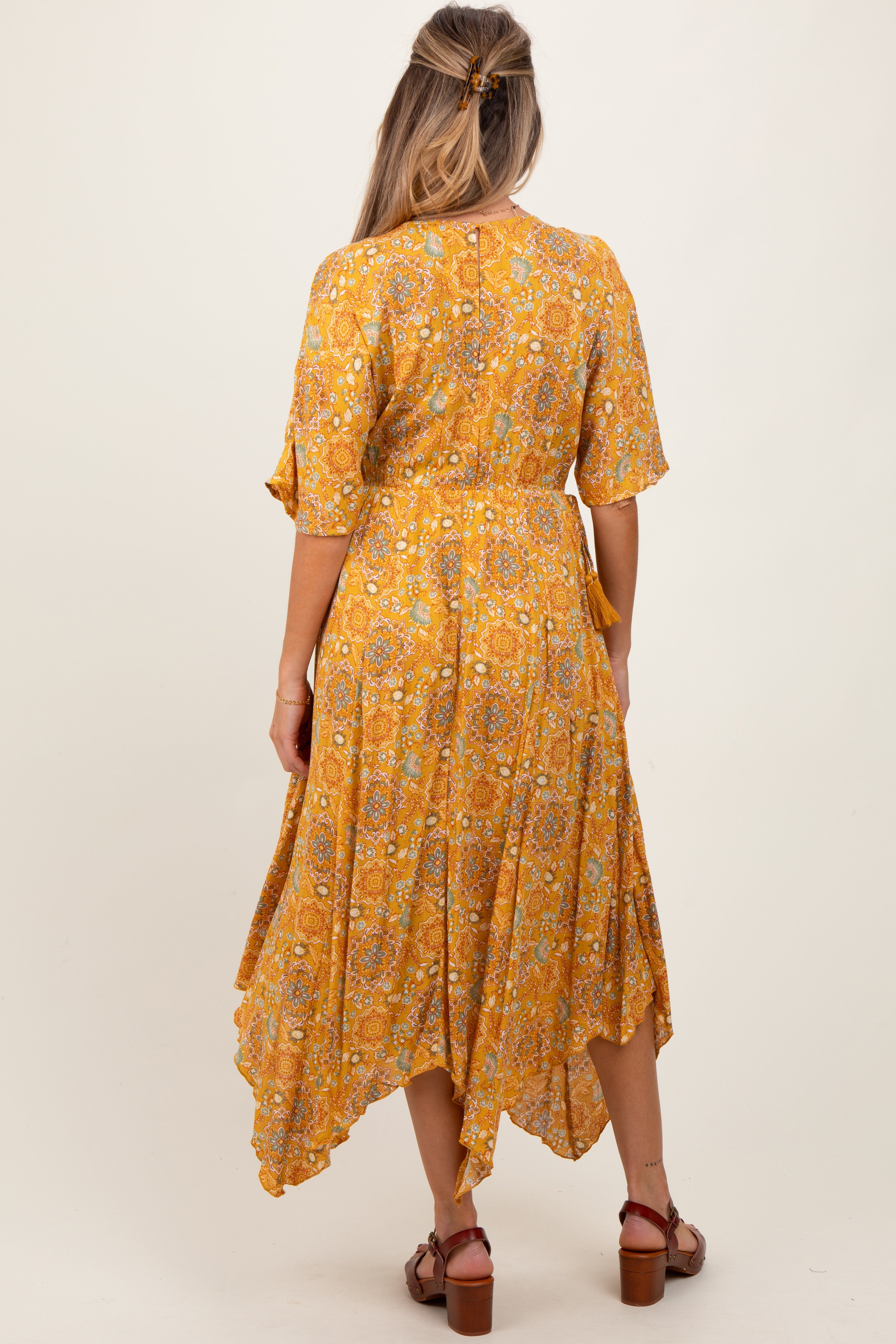 Gelbes bedrucktes Umstands-Maxikleid mit tiefem V-Ausschnitt und Zipfelsaum