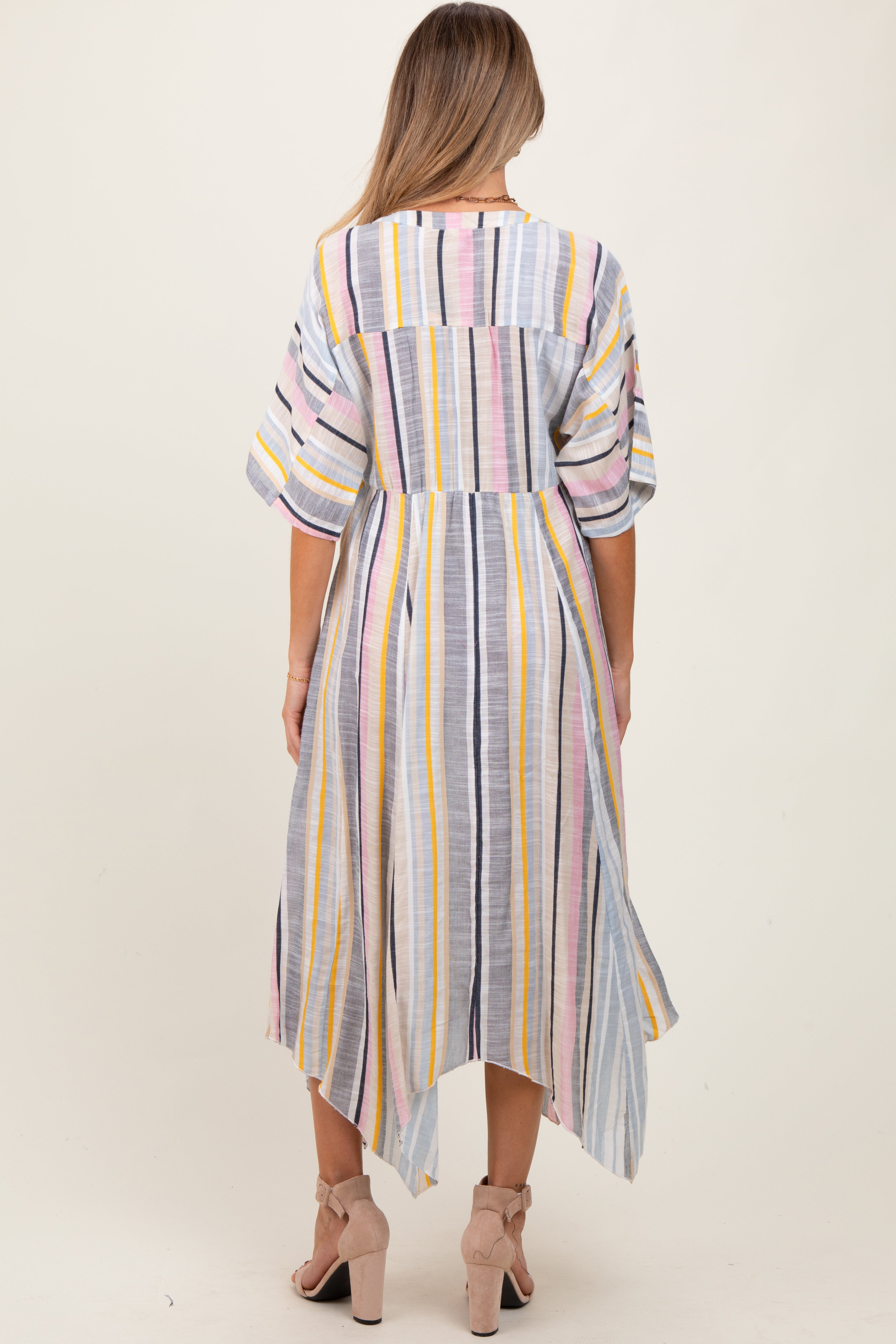 Mehrfarbig gestreiftes Umstands-Maxikleid mit Zipfelsaum