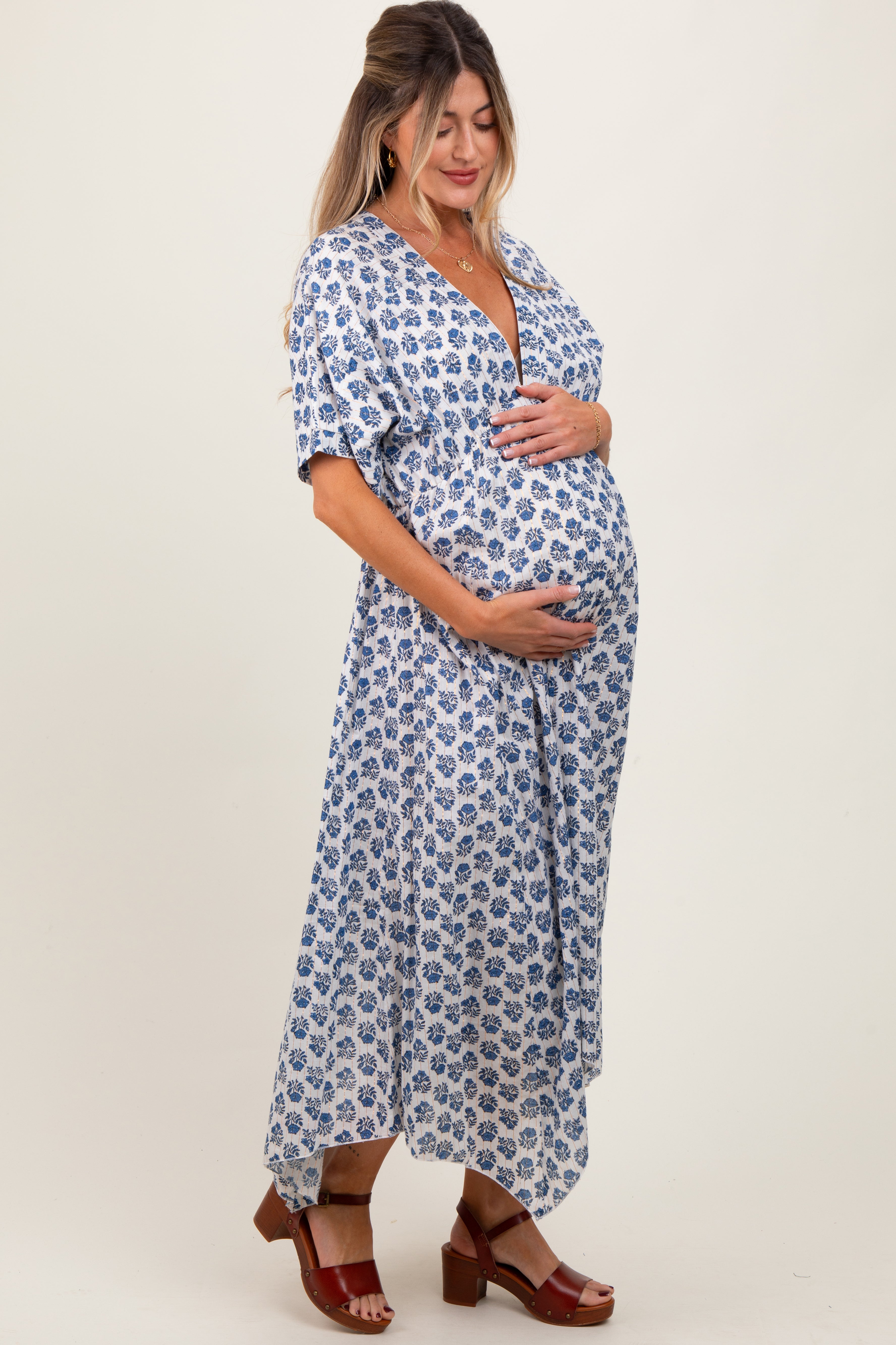 Marineblaues Umstands-Maxikleid mit Blütenmuster, tiefem V-Ausschnitt und Zipfelsaum