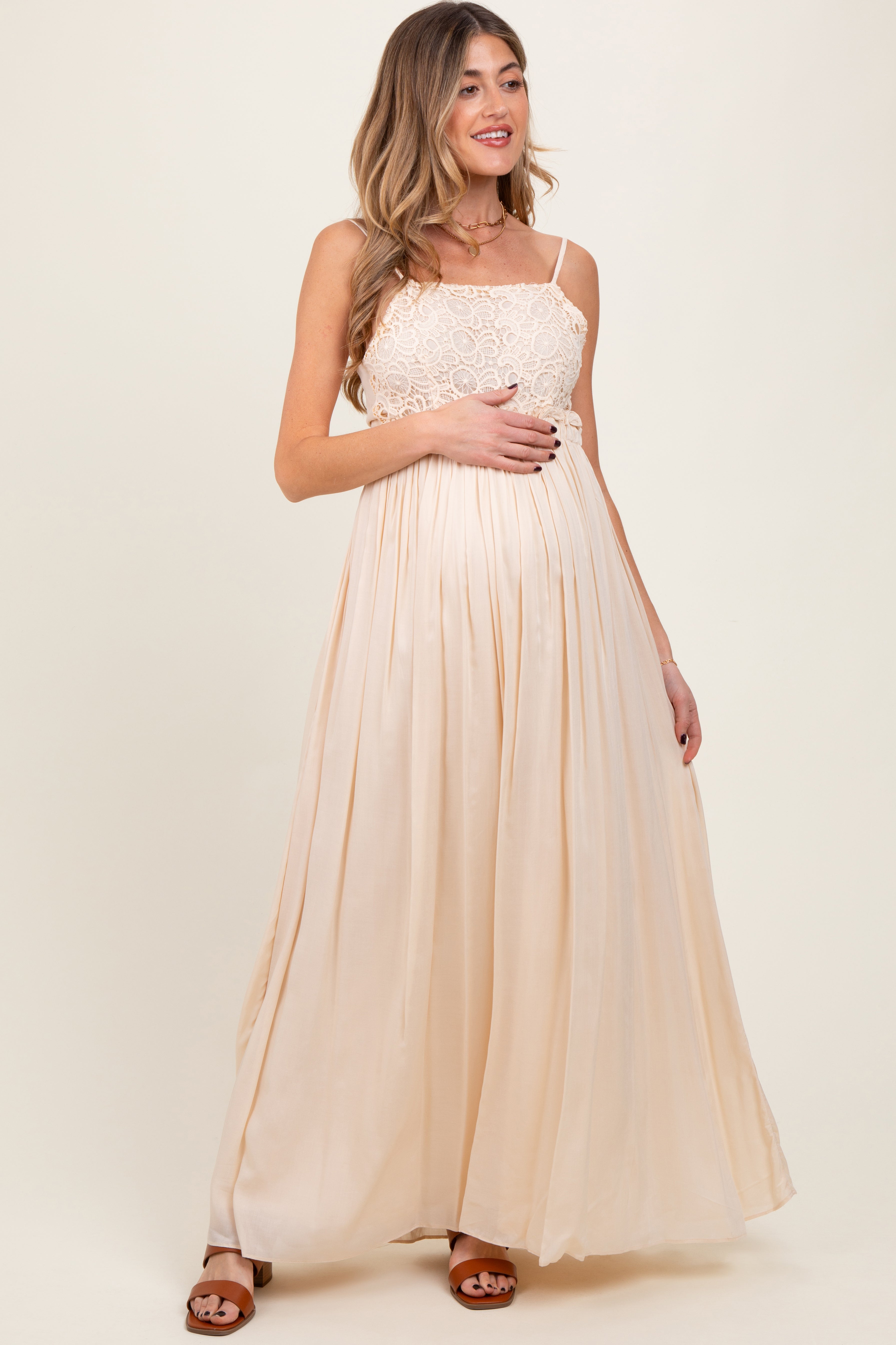 Beigefarbenes Umstands-Maxikleid mit Spitzenoberteil, Cut-out und Rückenbindung