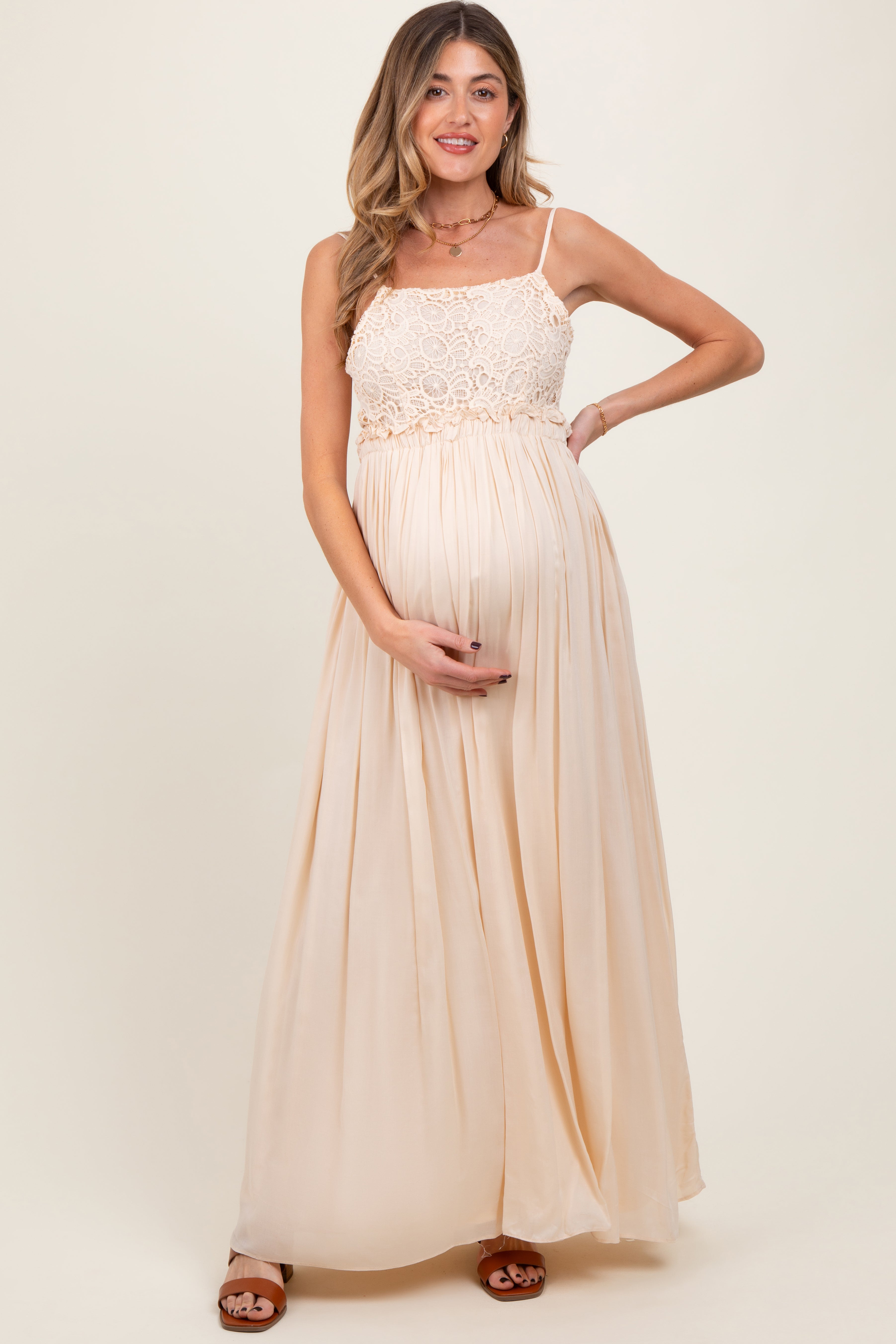 Beigefarbenes Umstands-Maxikleid mit Spitzenoberteil, Cut-out und Rückenbindung