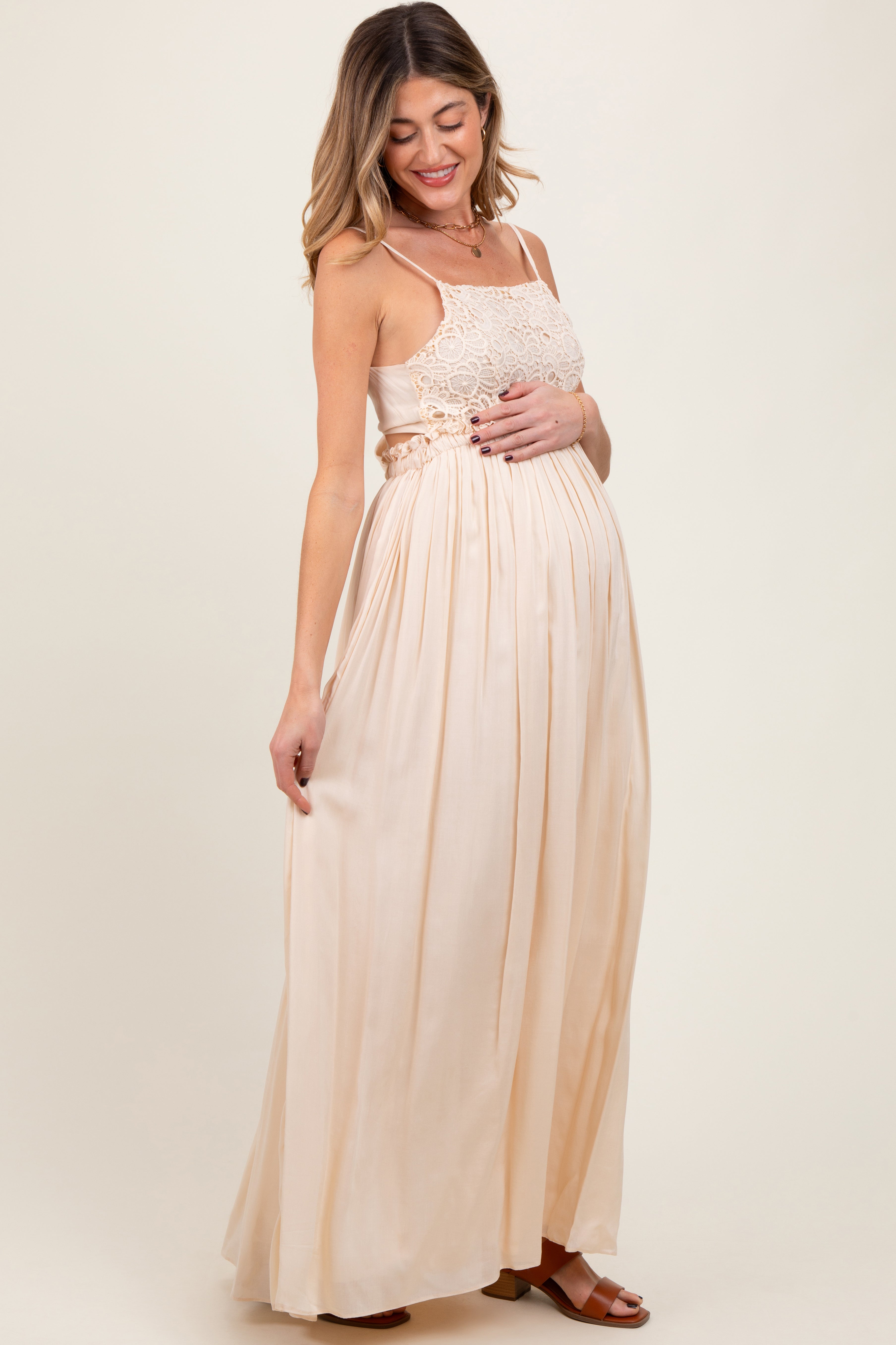 Beigefarbenes Umstands-Maxikleid mit Spitzenoberteil, Cut-out und Rückenbindung