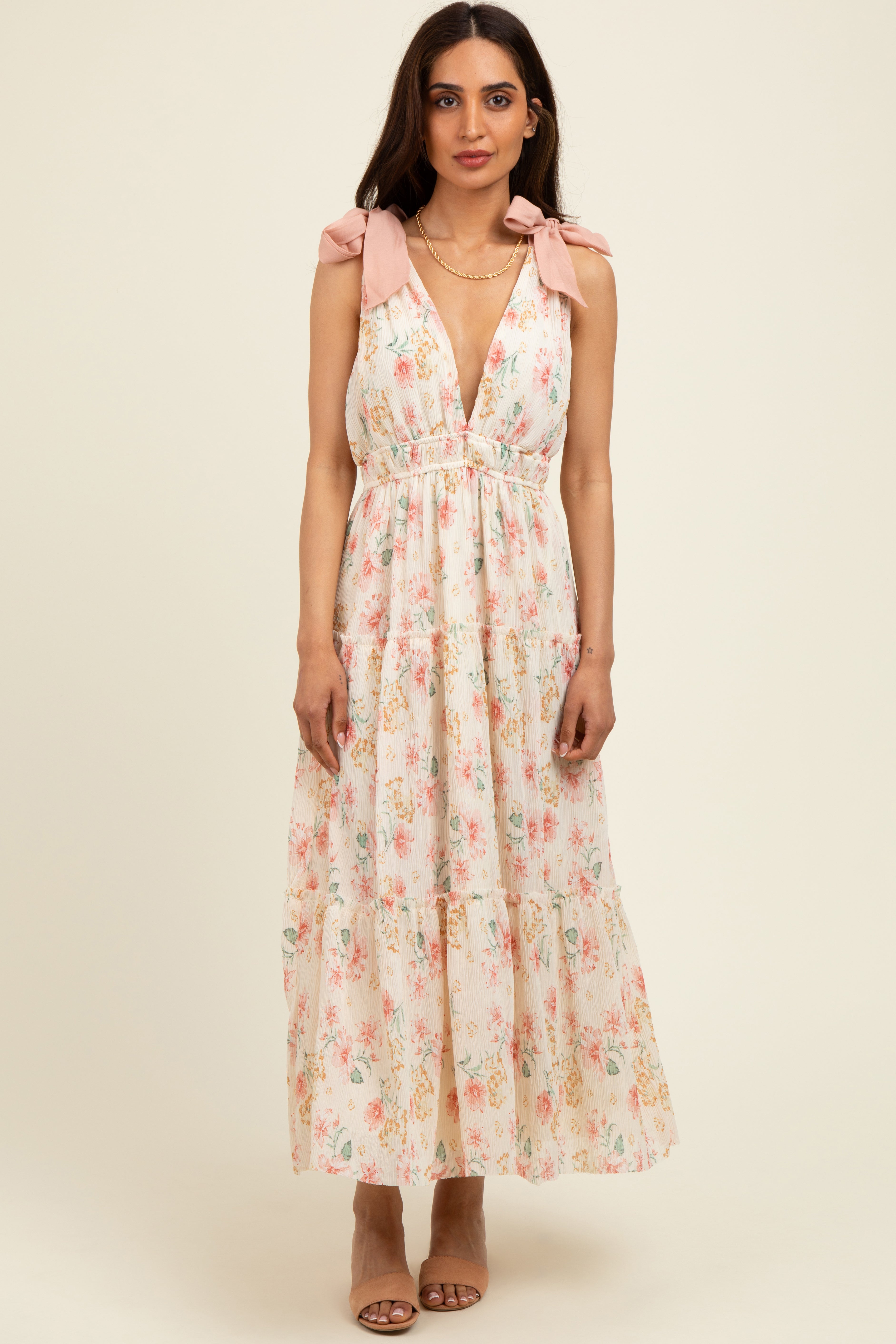 Cremefarbenes Umstands-Maxikleid mit Blumenmuster, Schulterbändern, tiefem V-Ausschnitt und Stufenrock