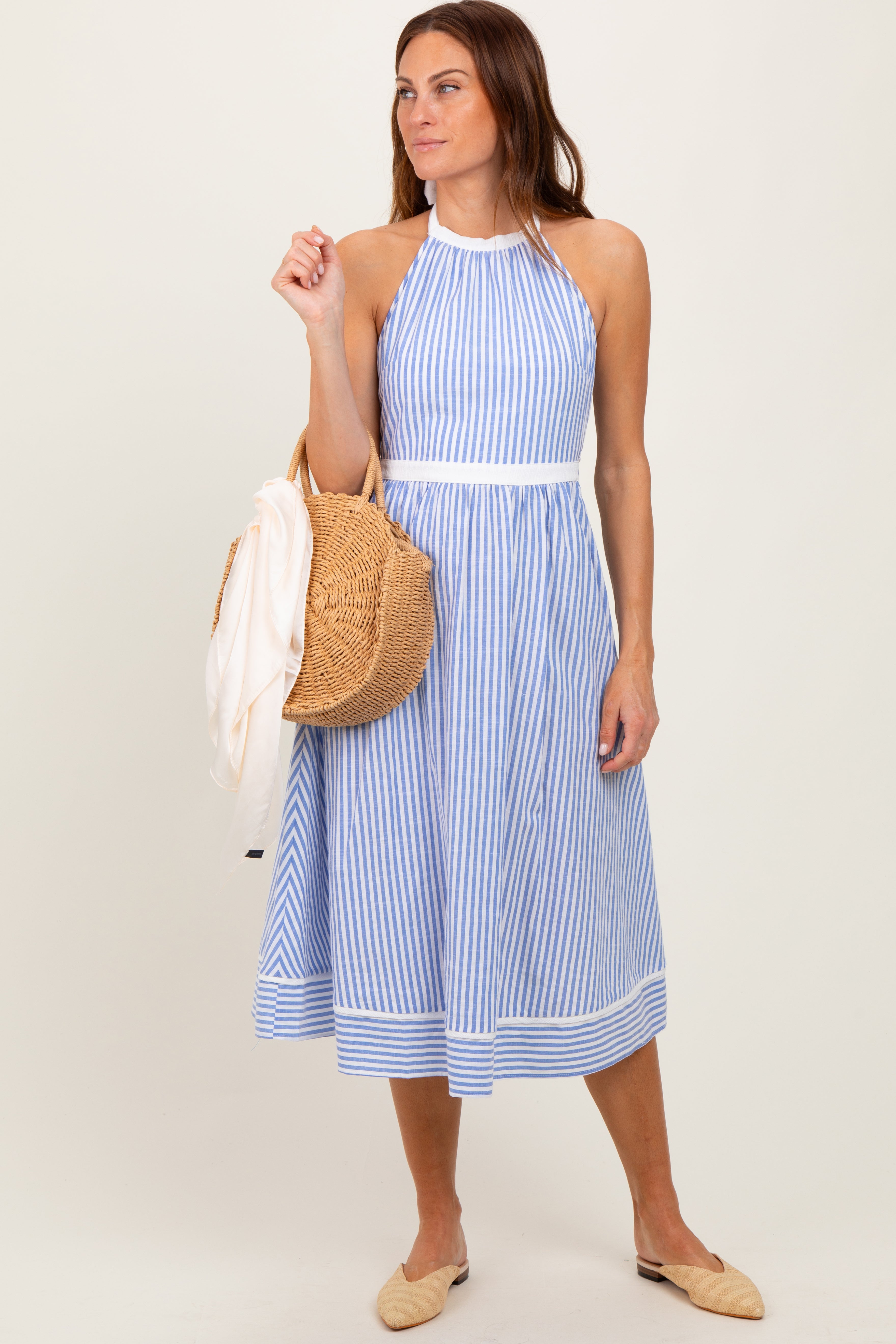 Blau gestreiftes Umstands-Midikleid mit Neckholder, Rückenbindung und Cut-out