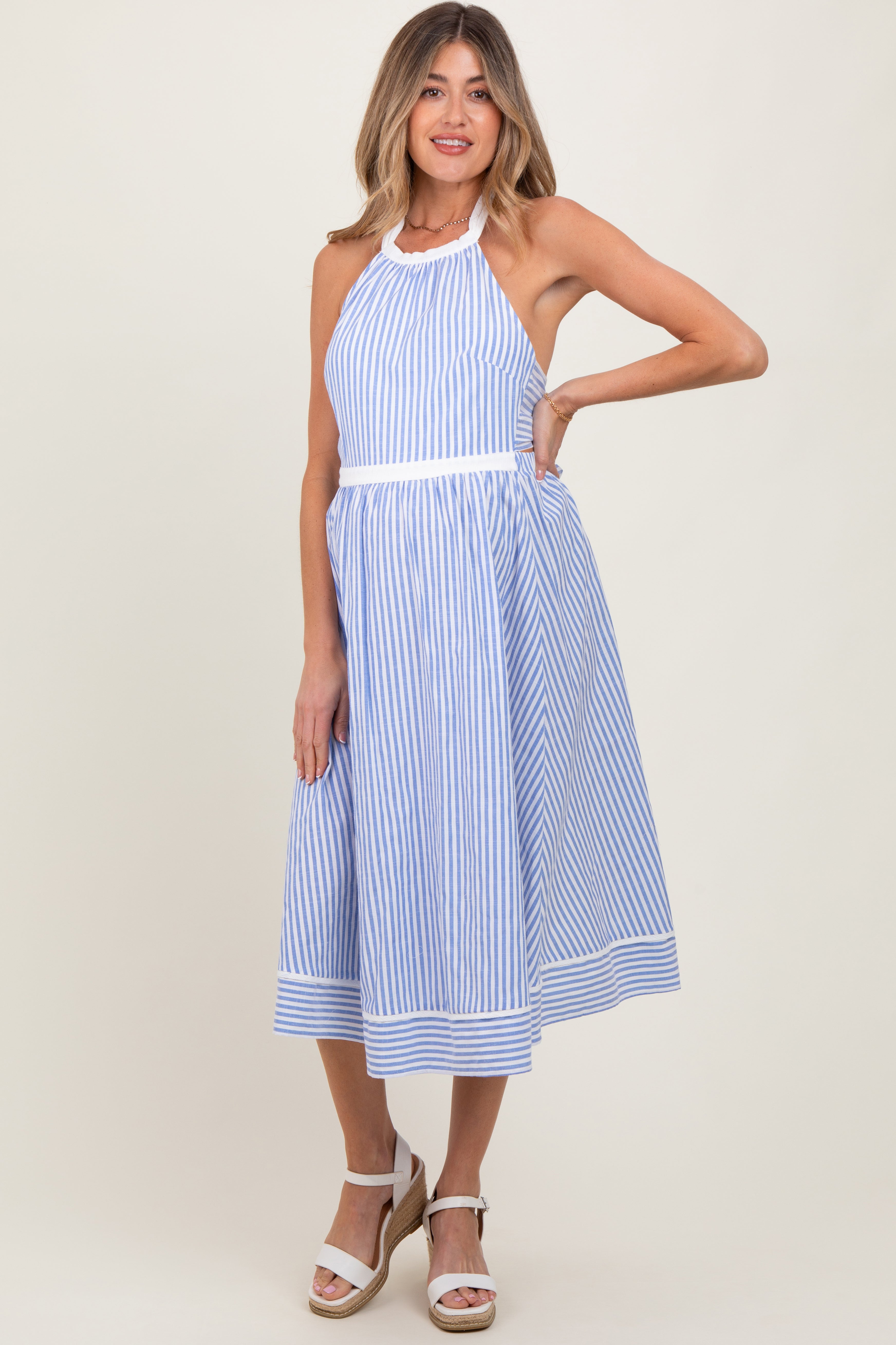 Blau gestreiftes Umstands-Midikleid mit Neckholder, Rückenbindung und Cut-out