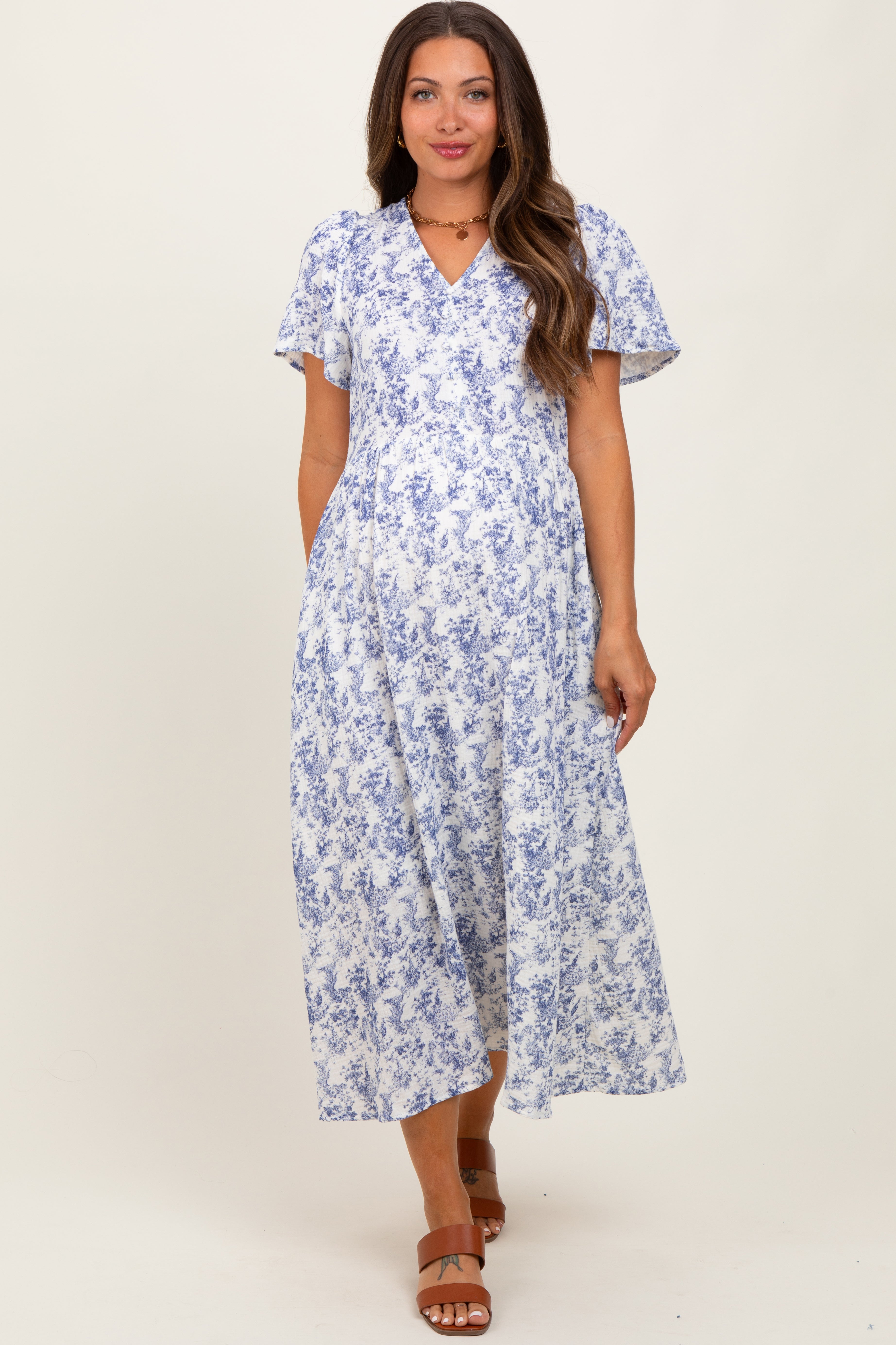Blaues Umstands-Midikleid mit Blumenmuster, Knopfleiste und Stufenrock