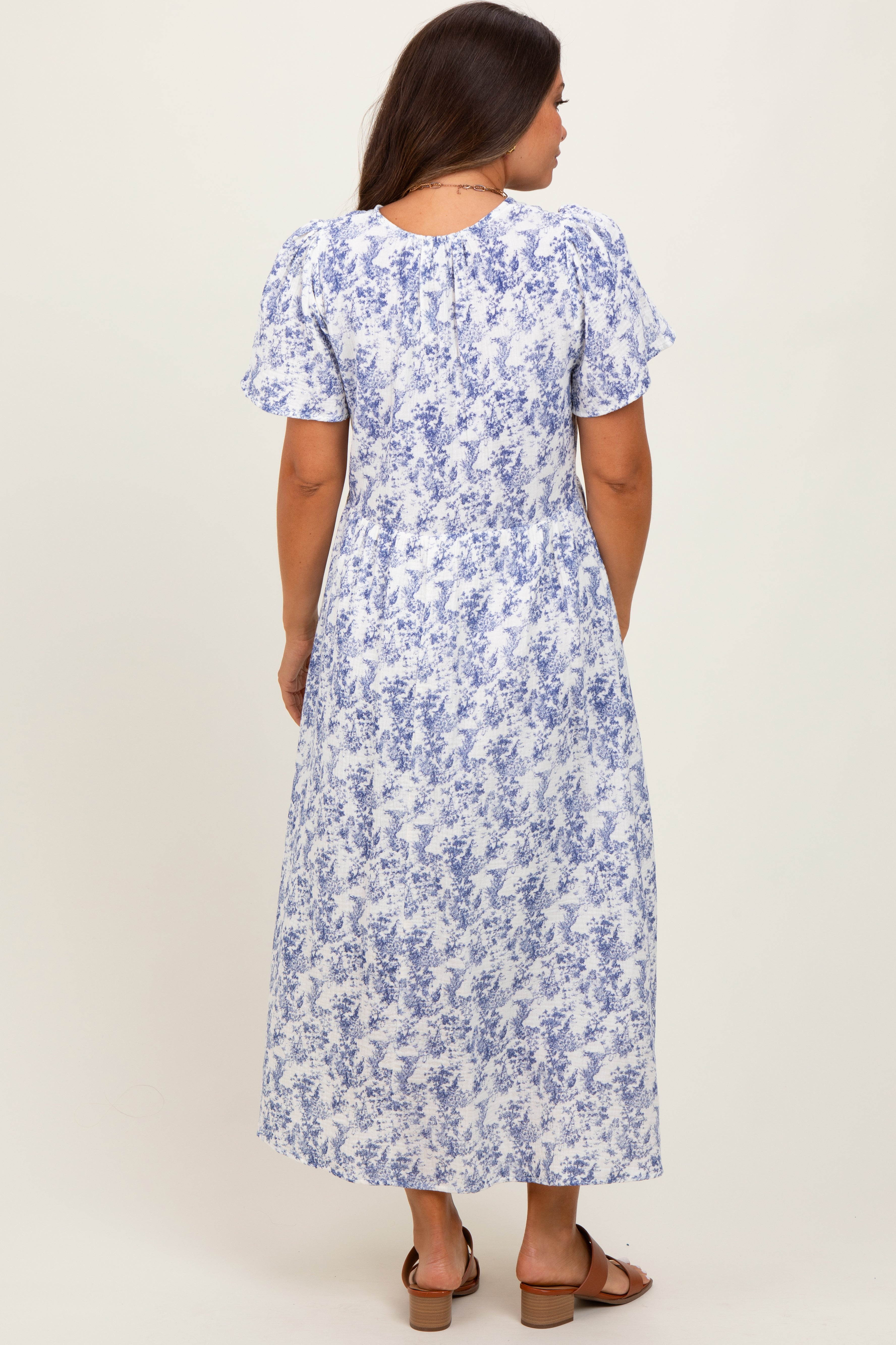 Blaues Umstands-Midikleid mit Blumenmuster, Knopfleiste und Stufenrock