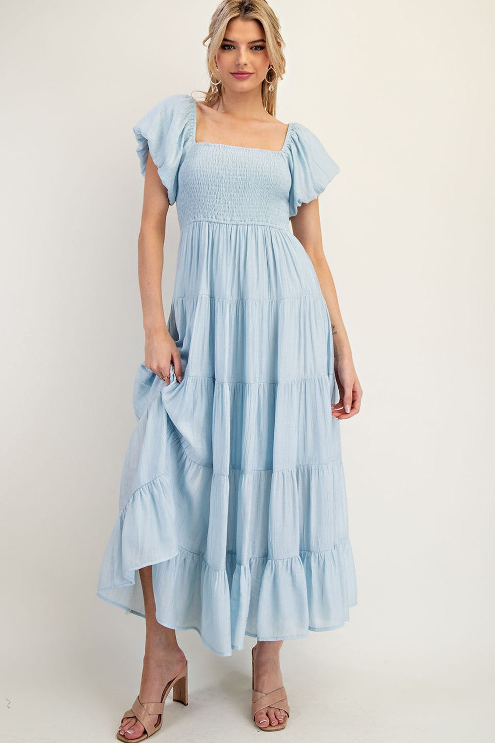 Umstands-Maxikleid in Hellblau mit Smok-Oberteil, Puffärmeln und Stufenrock
