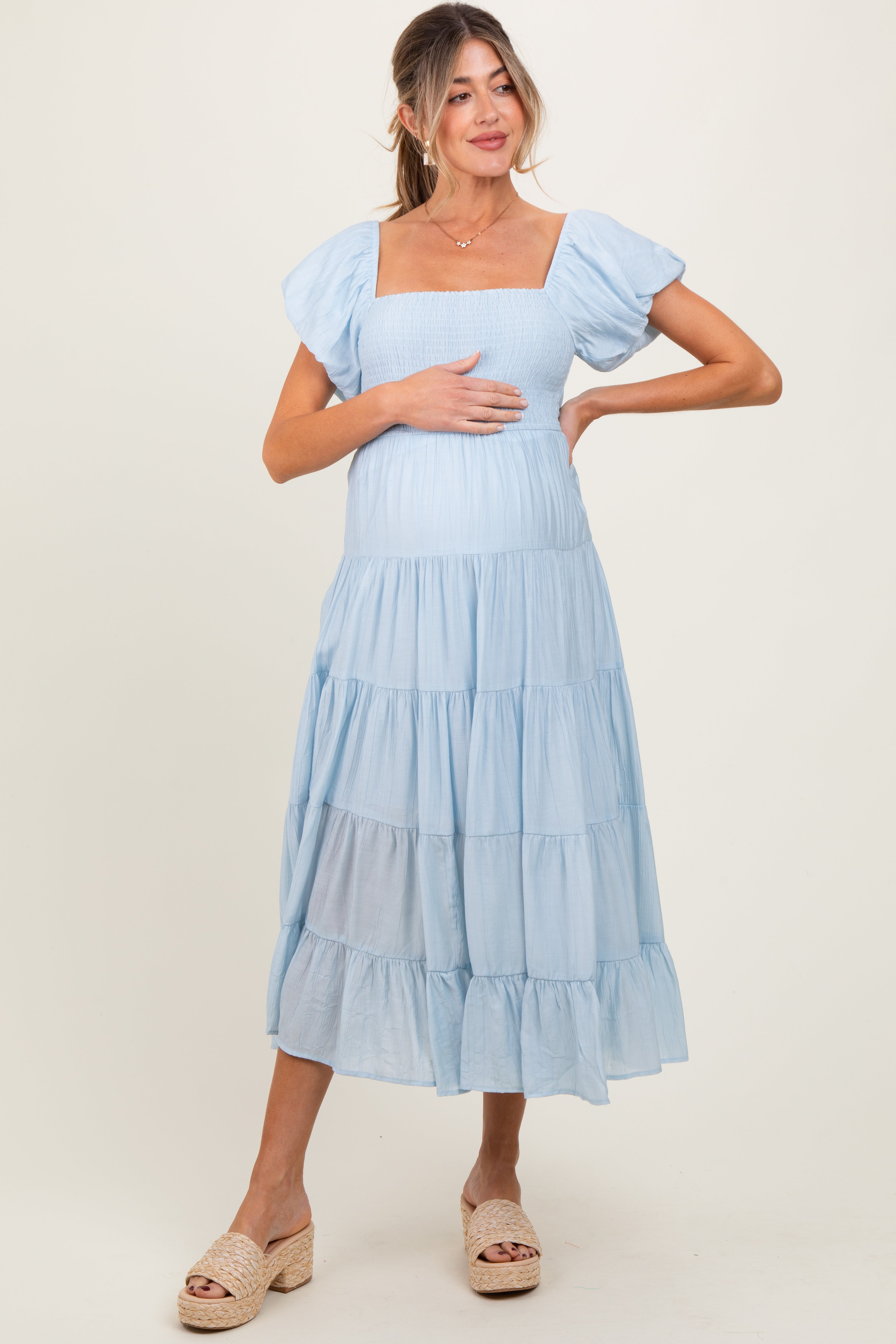 Umstands-Maxikleid in Hellblau mit Smok-Oberteil, Puffärmeln und Stufenrock