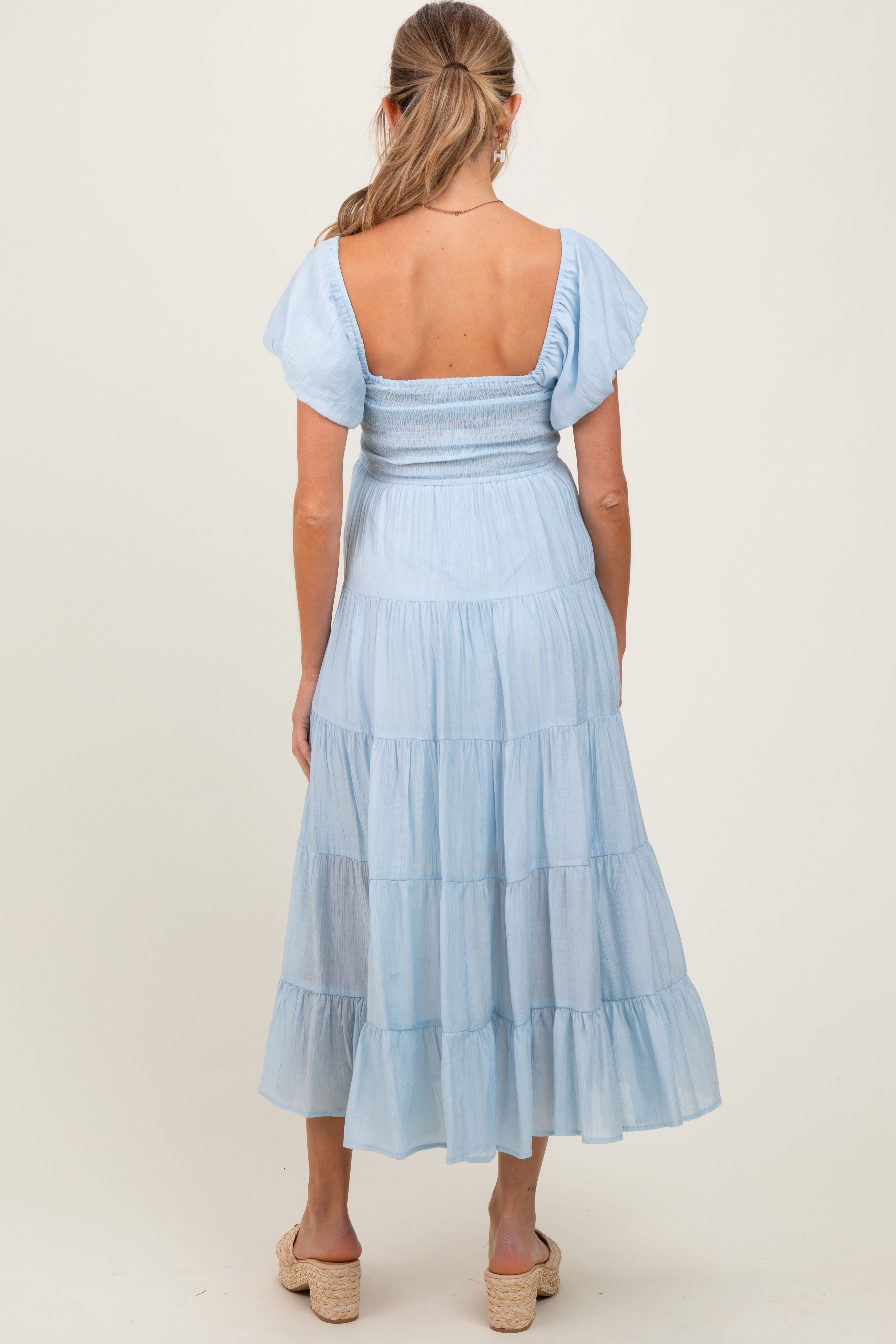 Umstands-Maxikleid in Hellblau mit Smok-Oberteil, Puffärmeln und Stufenrock