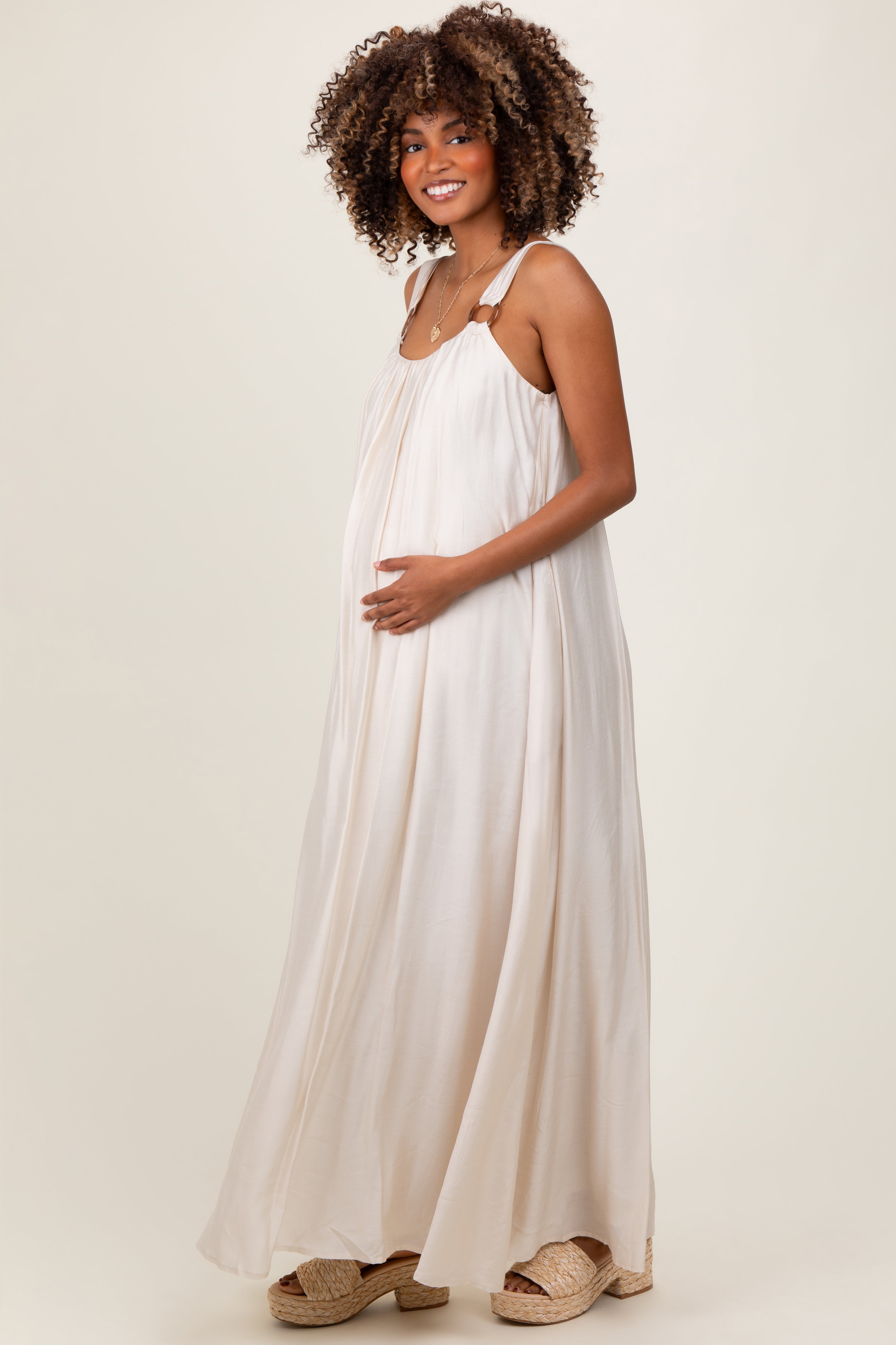 Cremefarbenes Umstandsmaxikleid mit O-Ring-Trägern und tiefem Rückenausschnitt