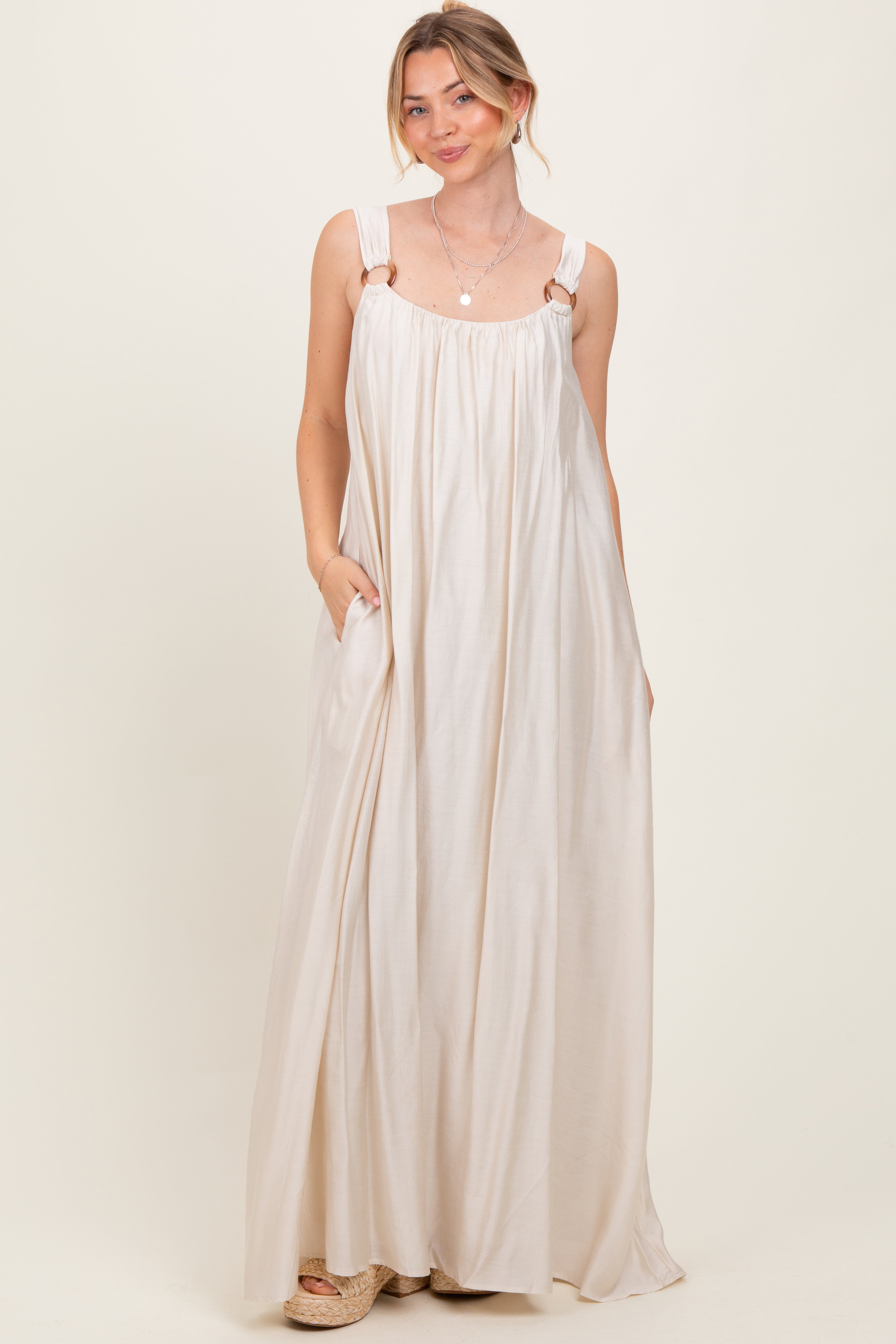 Cremefarbenes Umstandsmaxikleid mit O-Ring-Trägern und tiefem Rückenausschnitt