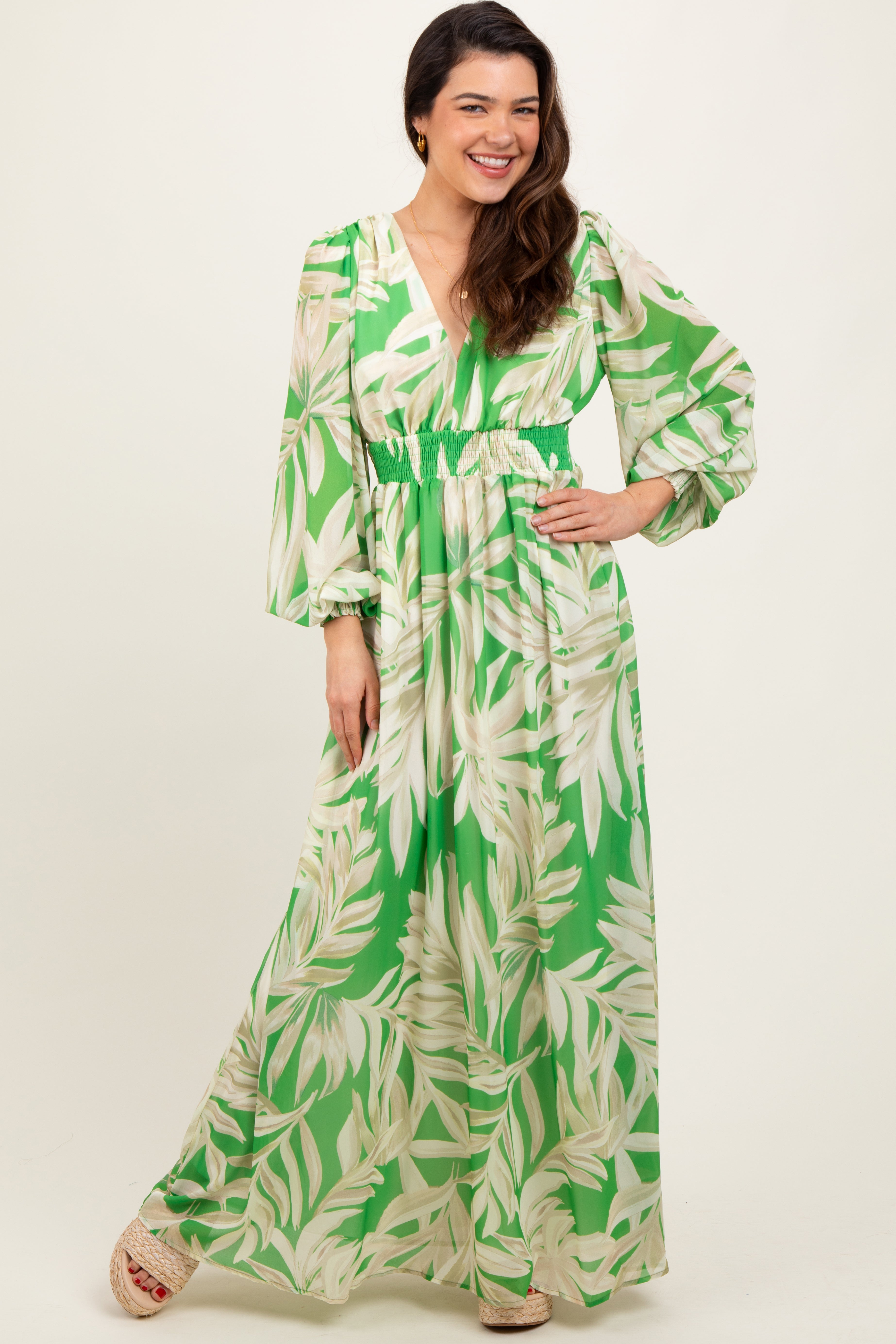 Limettengrünes Umstands-Maxikleid mit Blätterdruck, Smok-Taille und langen Ärmeln