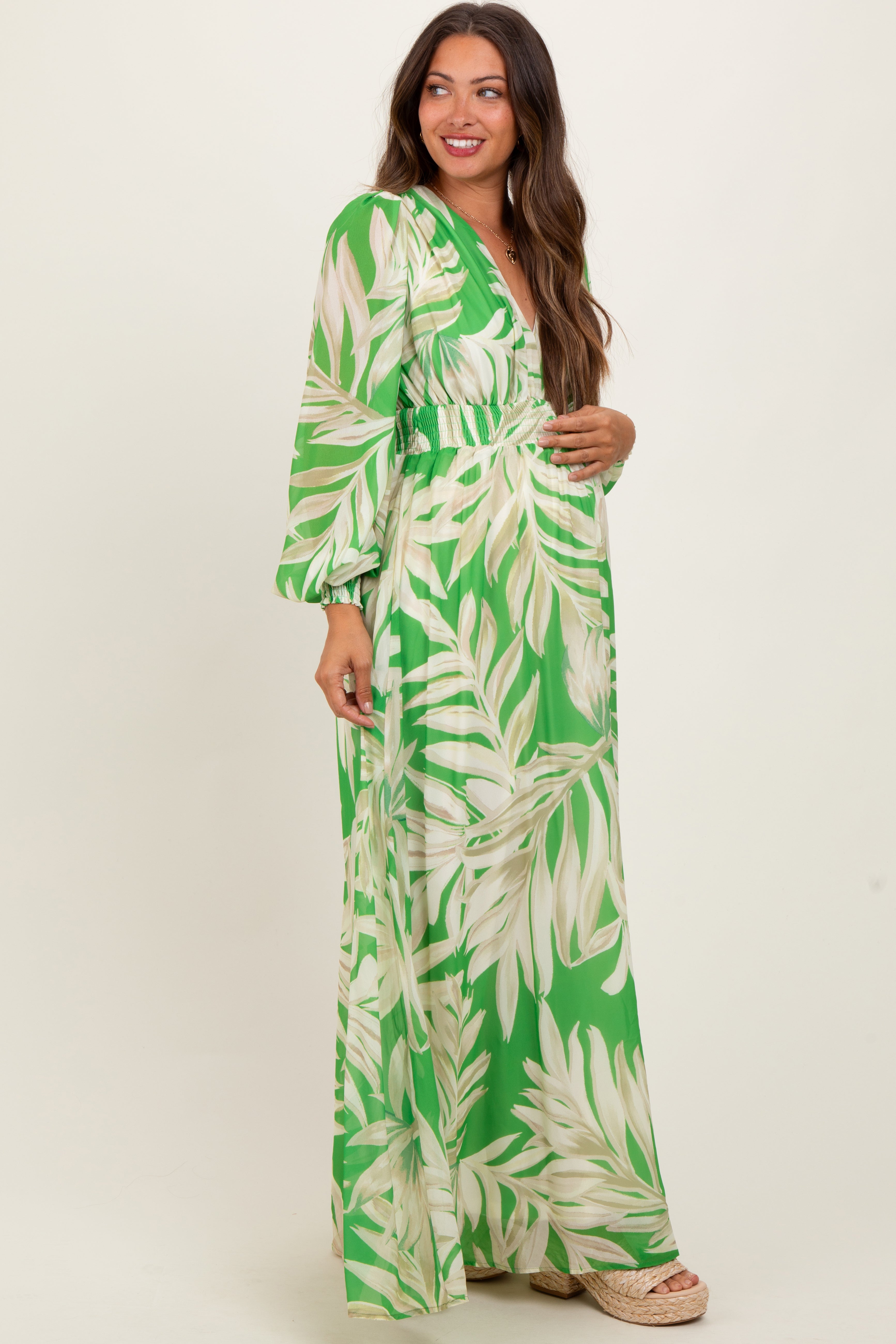 Limettengrünes Umstands-Maxikleid mit Blätterdruck, Smok-Taille und langen Ärmeln