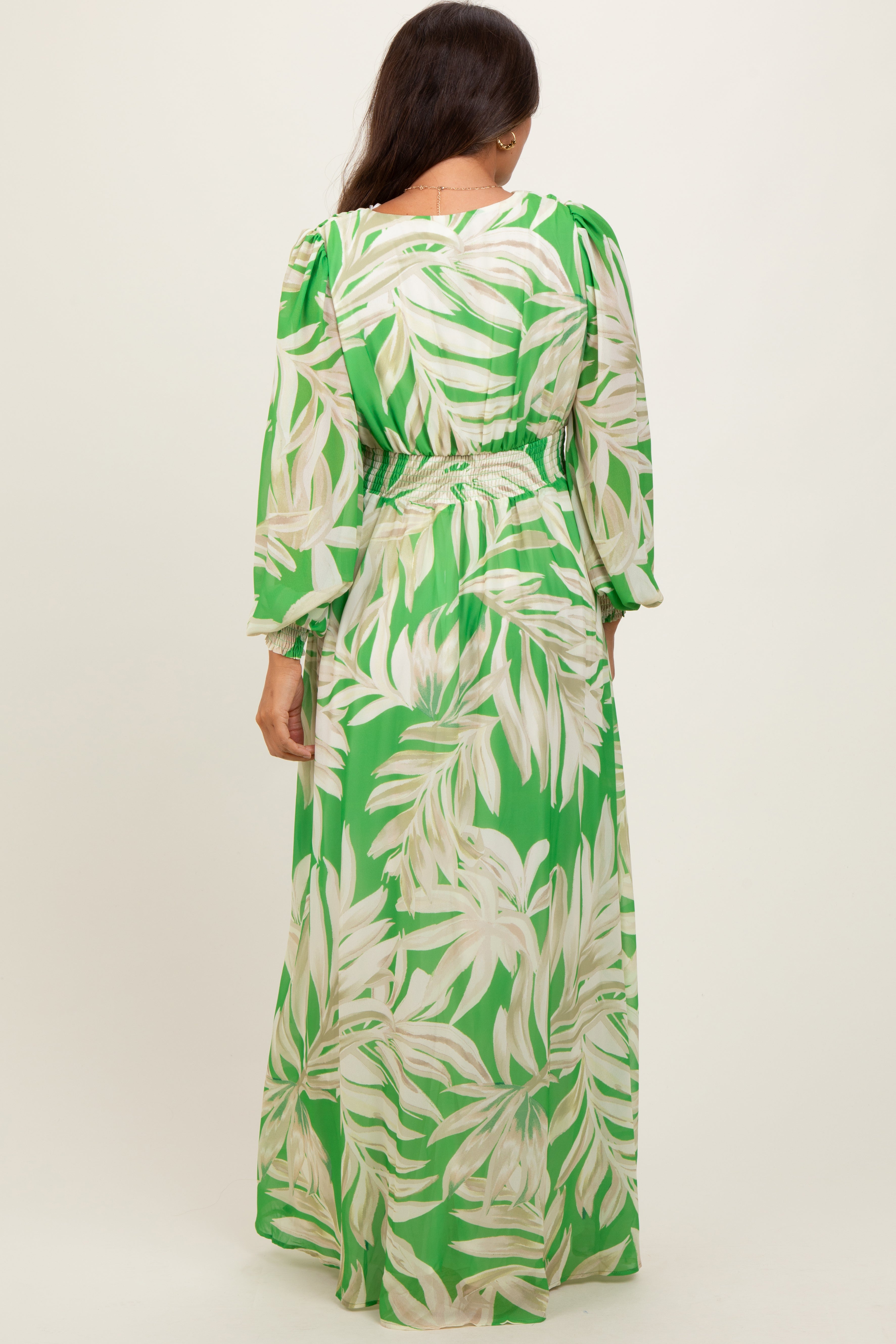 Limettengrünes Umstands-Maxikleid mit Blätterdruck, Smok-Taille und langen Ärmeln