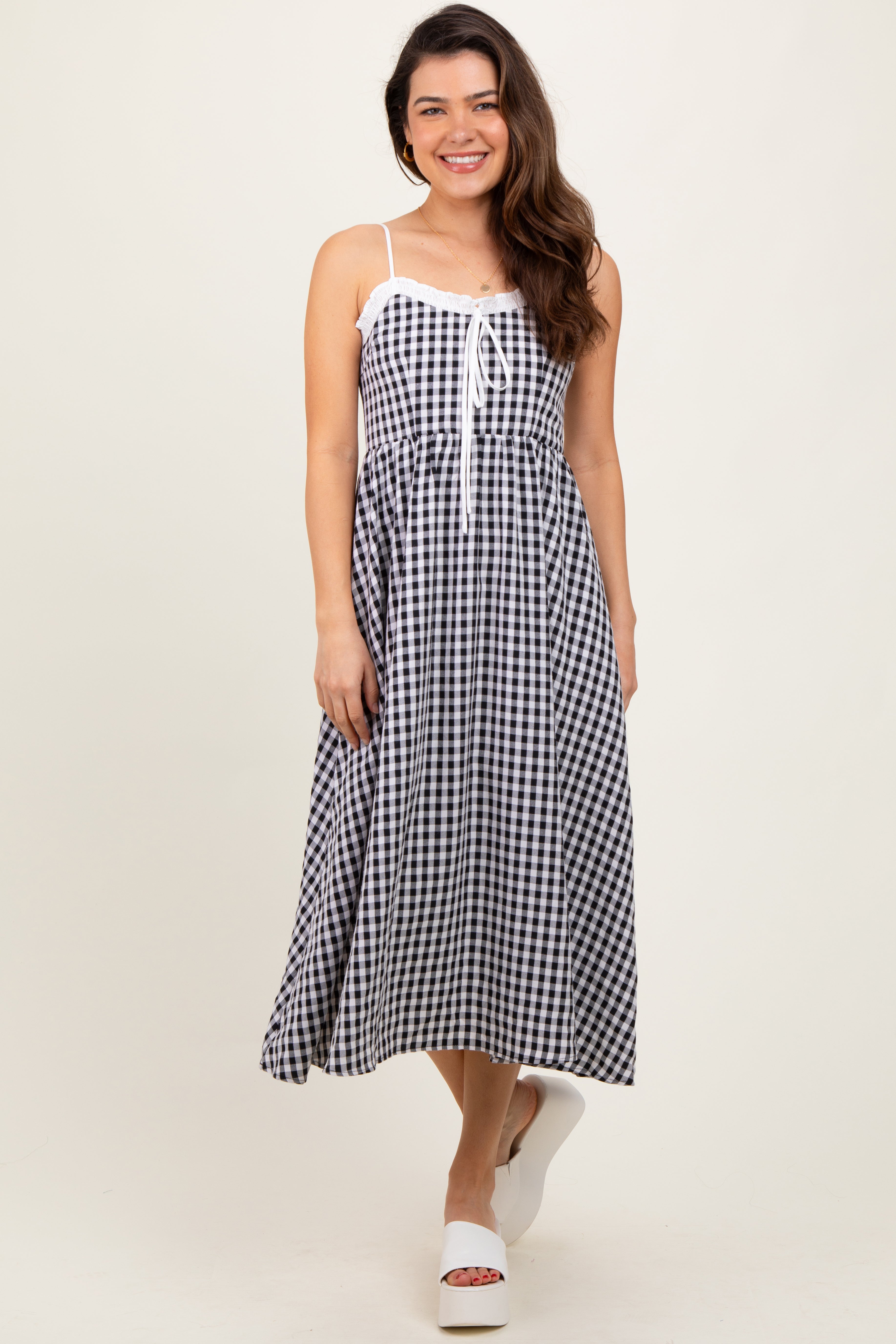 Schwarzes Umstands-Midikleid mit Vichy-Karo und Smok-Details